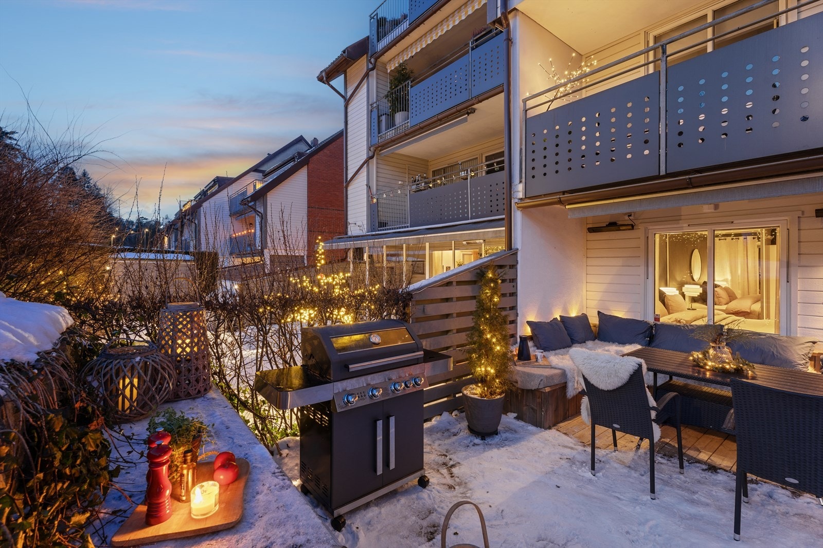 Uteområdet fungerer som en forlengelse av stuen med videre direkte utgang til flotte omgivelser. Galleribilde