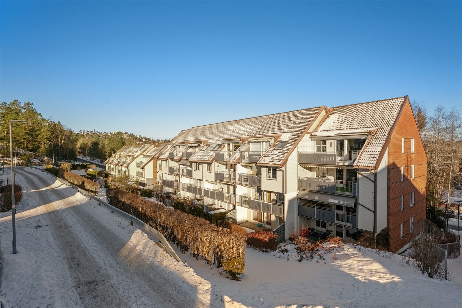 Eiendommen er beliggende sentralt ved Greverudtorget like ved Greverud Stasjon og Greverud Senter. Galleribilde