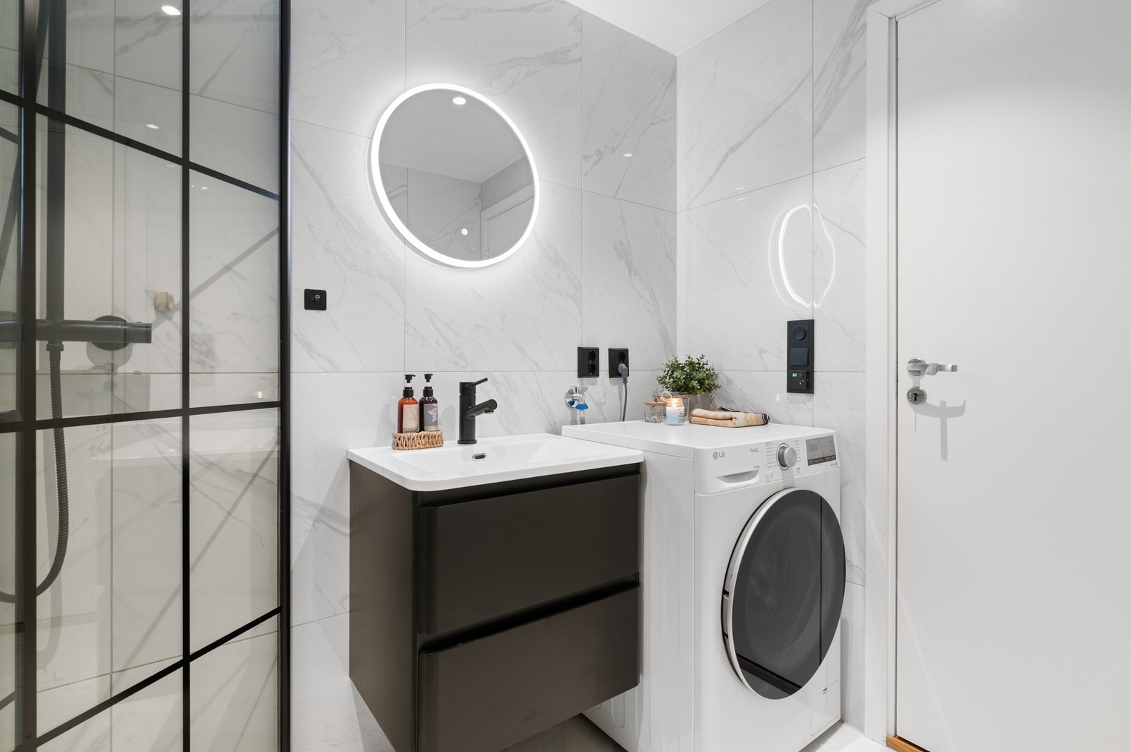 Det er opplegg for vaskemaskin på bad. Galleribilde