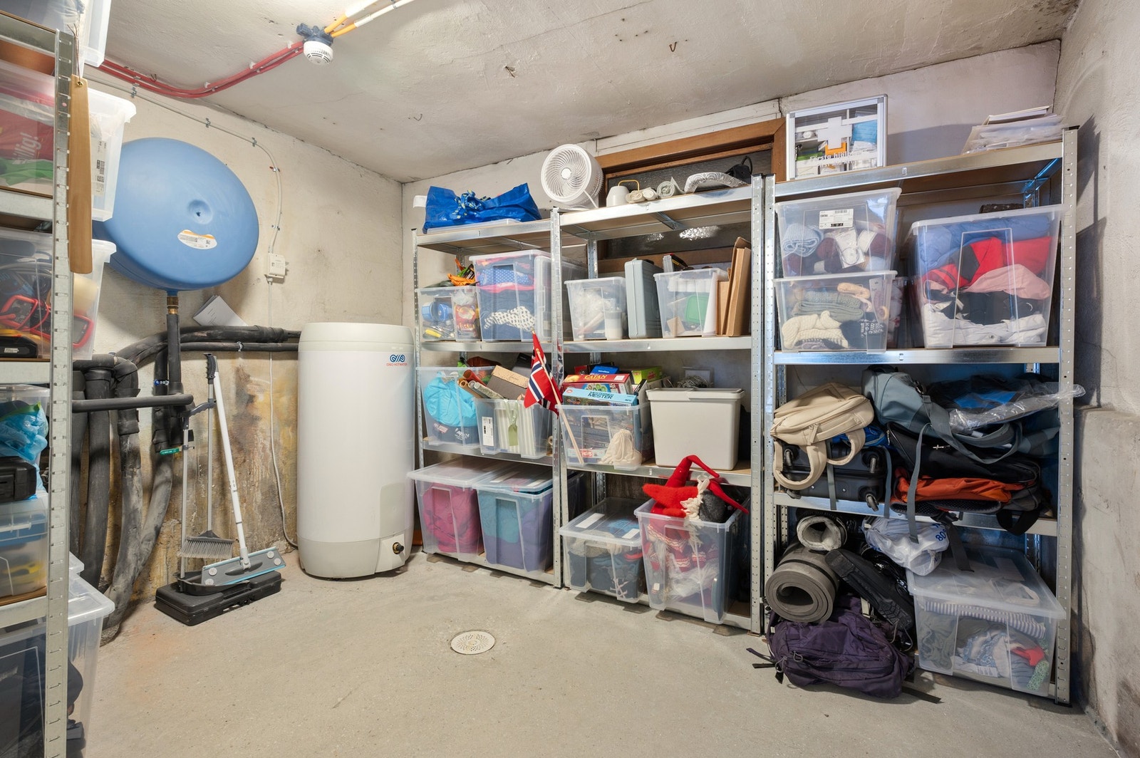 Stor bod på 8,6 kvadratmeter i bakkant. Etablert sluk her også Ny varmtsvannsbereder på 200 liter fra 2021. Galleribilde