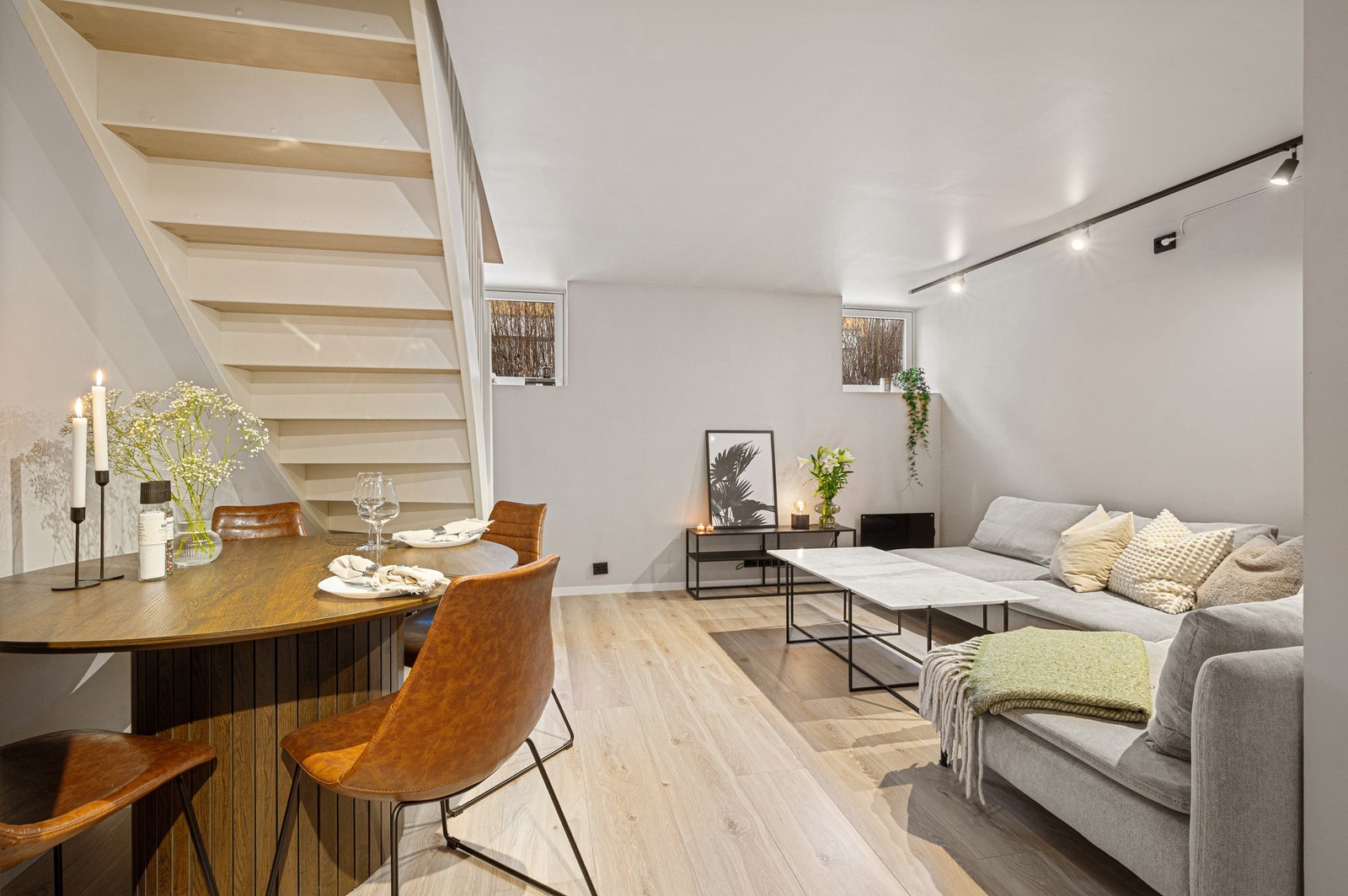 Ingen fellesgjeld og lave felleskostander på kr. 1.818,- pr. mnd som dekker felles strøm, bygningsforsikring, brannsikkerhet og vedlikehold. Årlig brannkontroll, og anlegg med direkte kobling til 110-sentral. Galleribilde