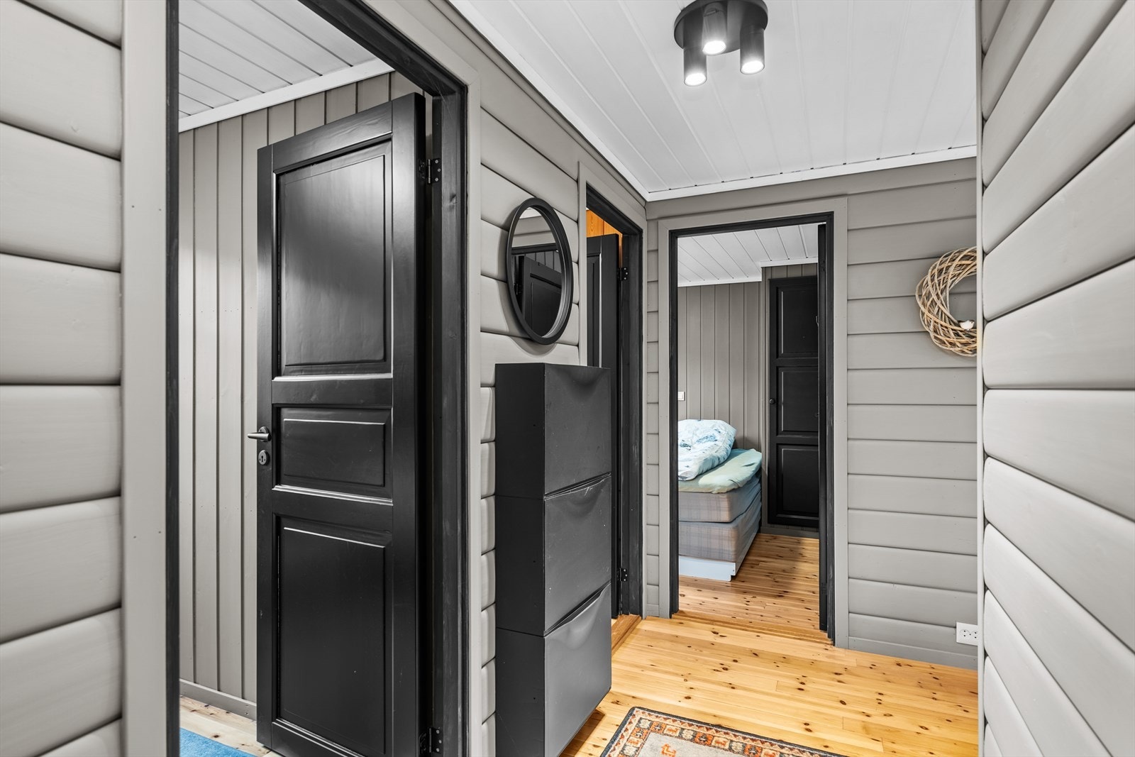 Gangen innenfor vindfanget leder forbi soverommene inn til stuen Galleribilde