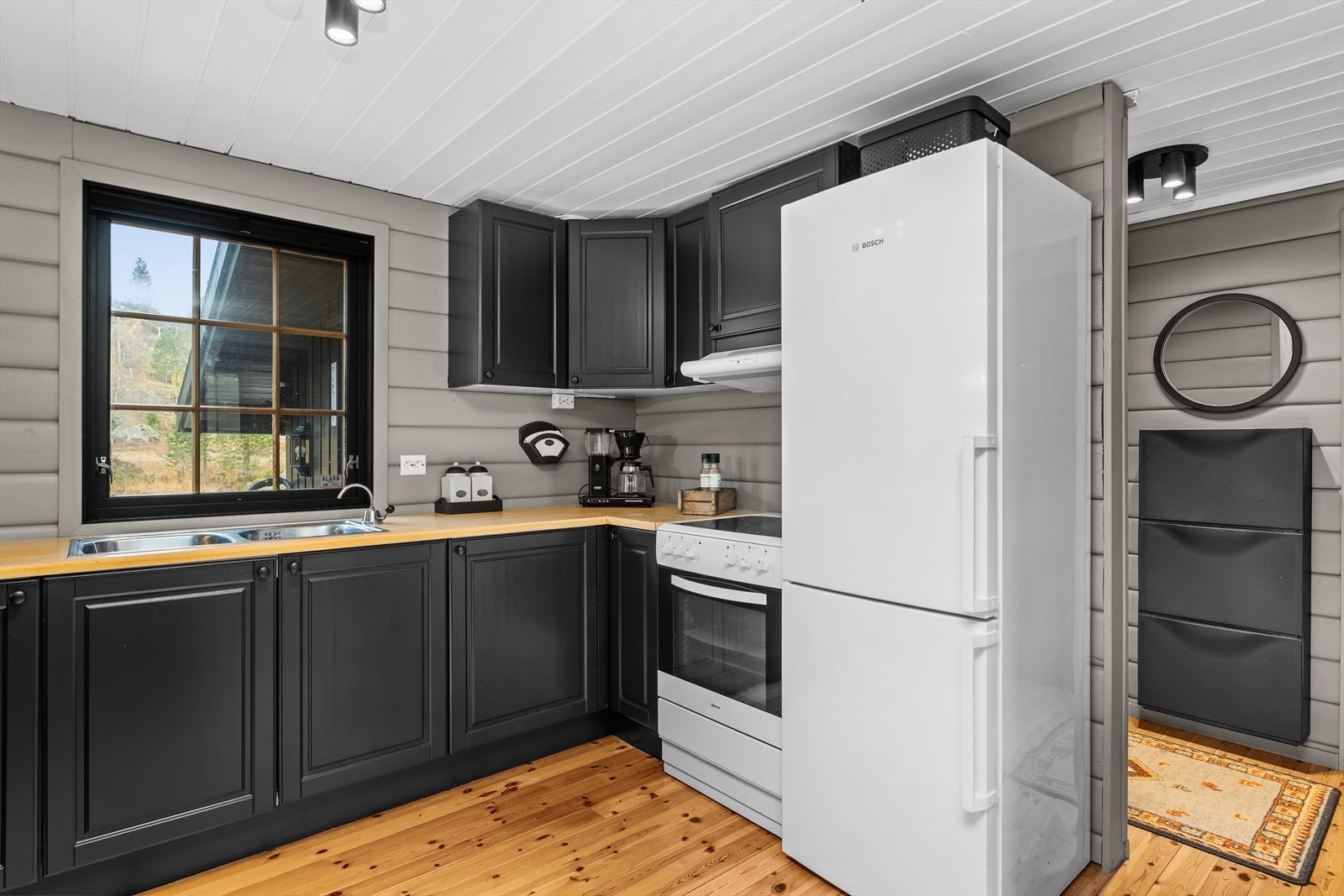 Vindu over benken gir et fint lys og god kontakt med uteområdene Galleribilde