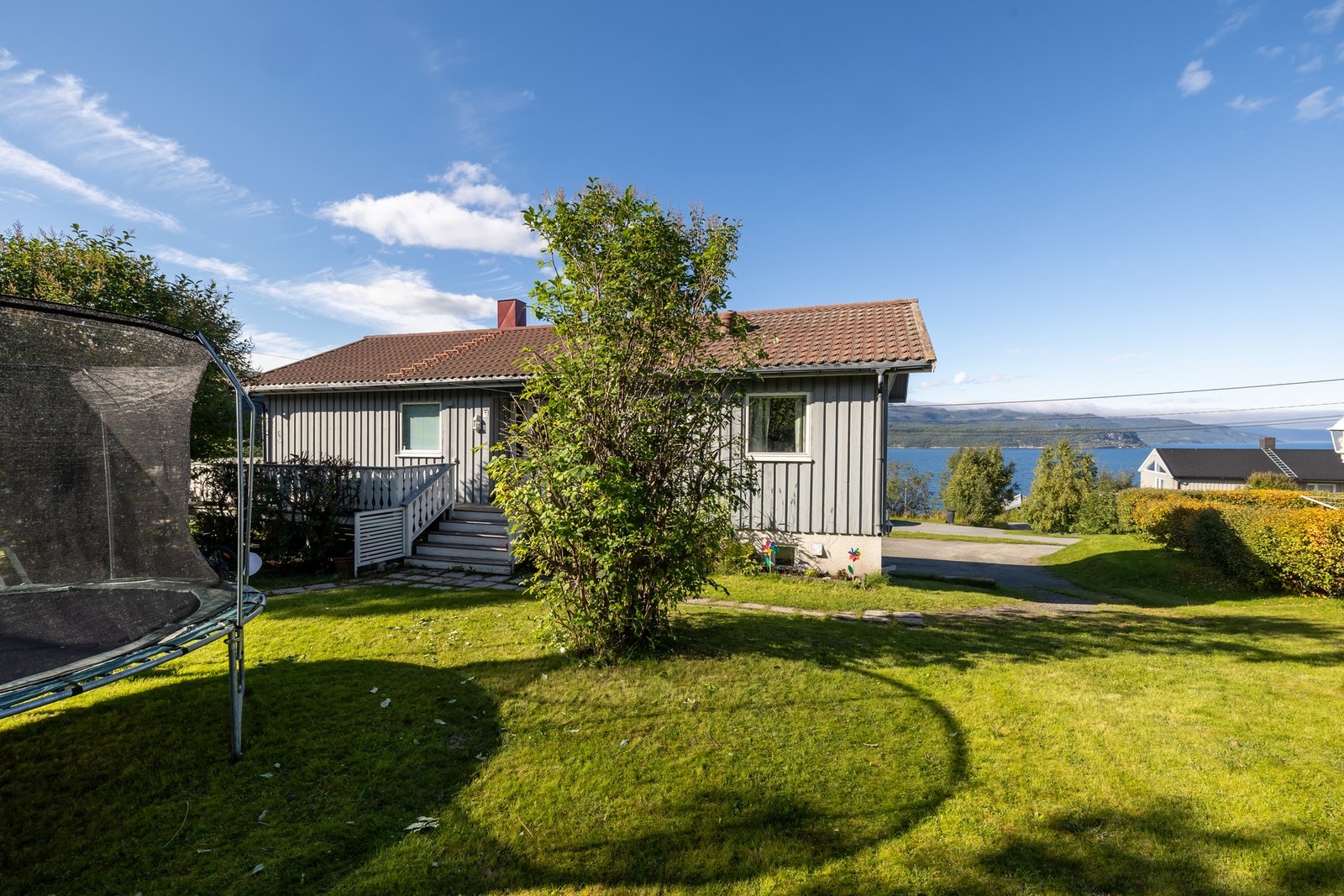 Boligen har nærhet til skoler, barnehager, offentlig kommunikasjon, samt et rikt utvalg av bymessige fasiliteter og servicetilbud. Galleribilde