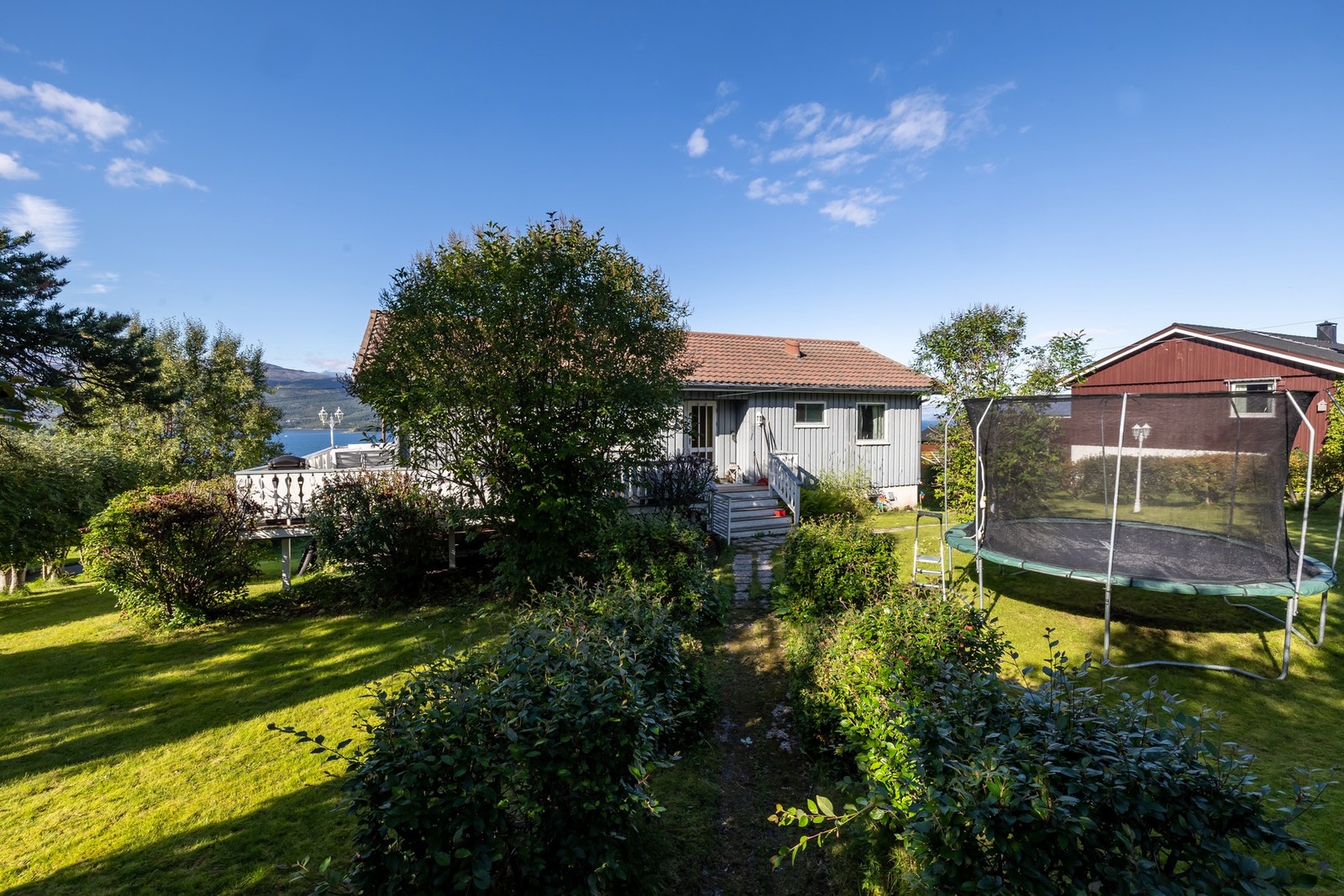 Enebolig ligger naturskjønt og barnevennlig til på Hjemmeluft. Galleribilde