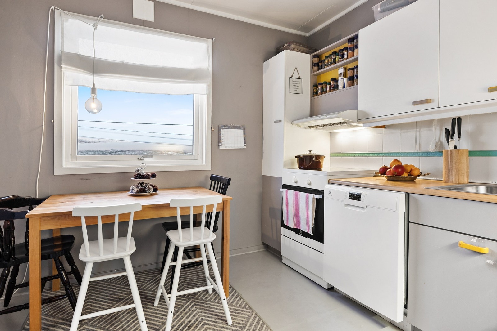 Innredningen har glatte fronter og benkeplate av laminat. Galleribilde