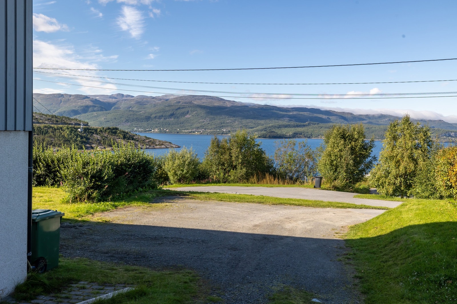 Det er gode parkeringsmuligheter på egen tomt. Galleribilde