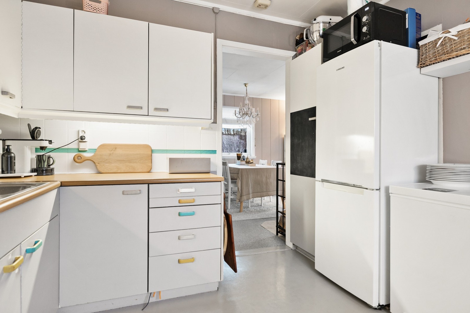 Kjøkkenets utforming sørger for rikelig med oppbevaringsplass i skuffer og skap. Galleribilde