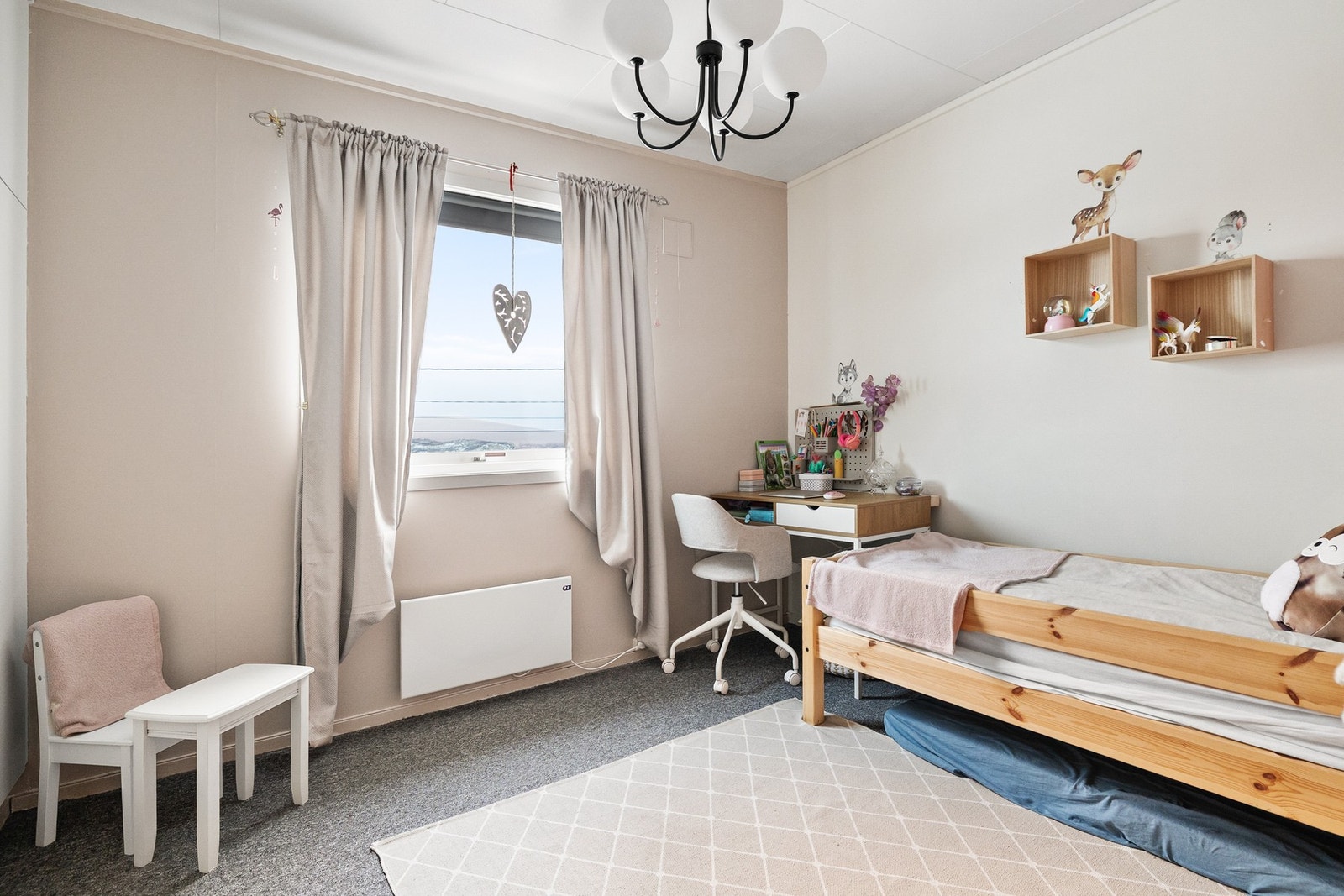 Det er tre soverom i hovedenheten. Galleribilde