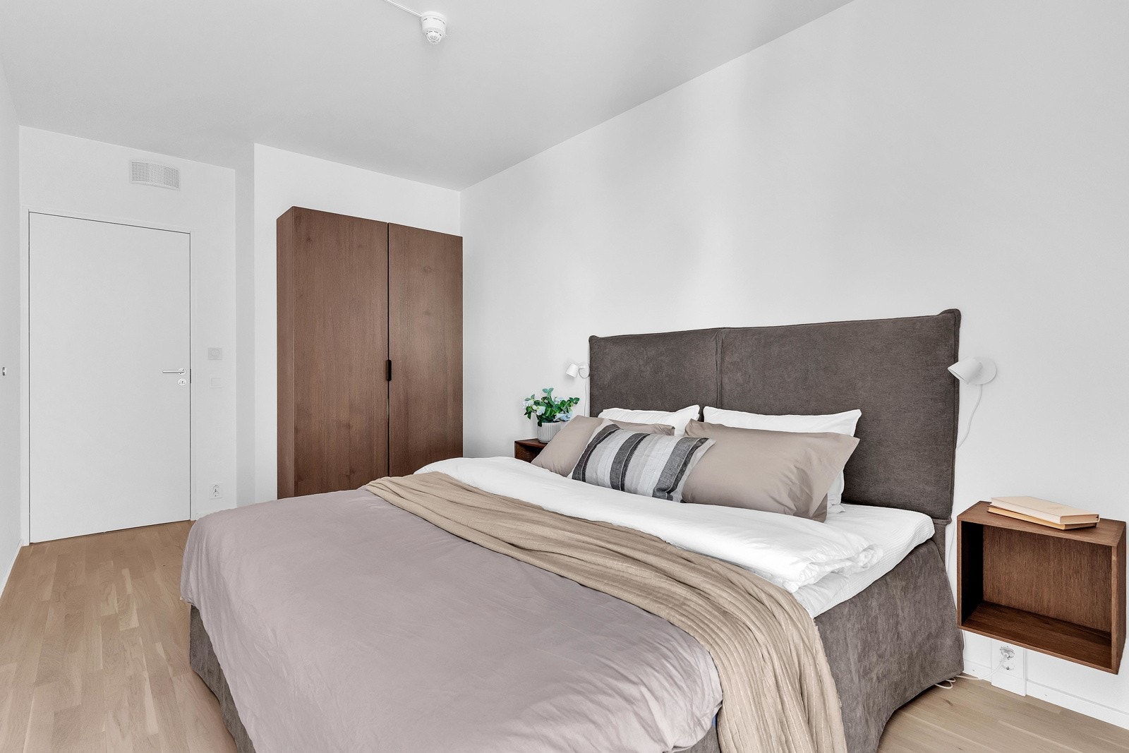 God plass til dobbeltseng og garderobeskap Galleribilde