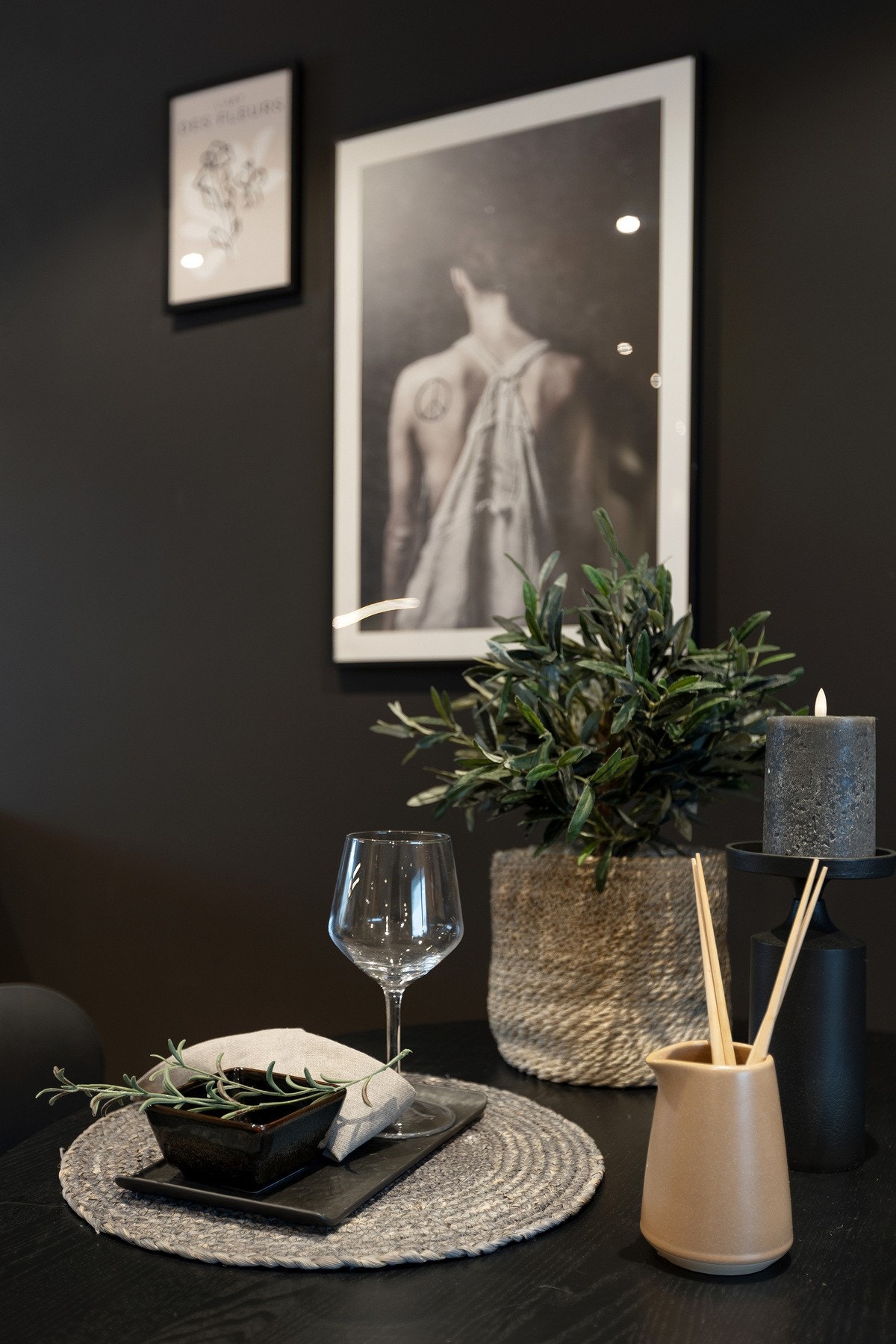 Detalj fra spiseplassen - lun atmosfære og moderne uttrykk. Galleribilde