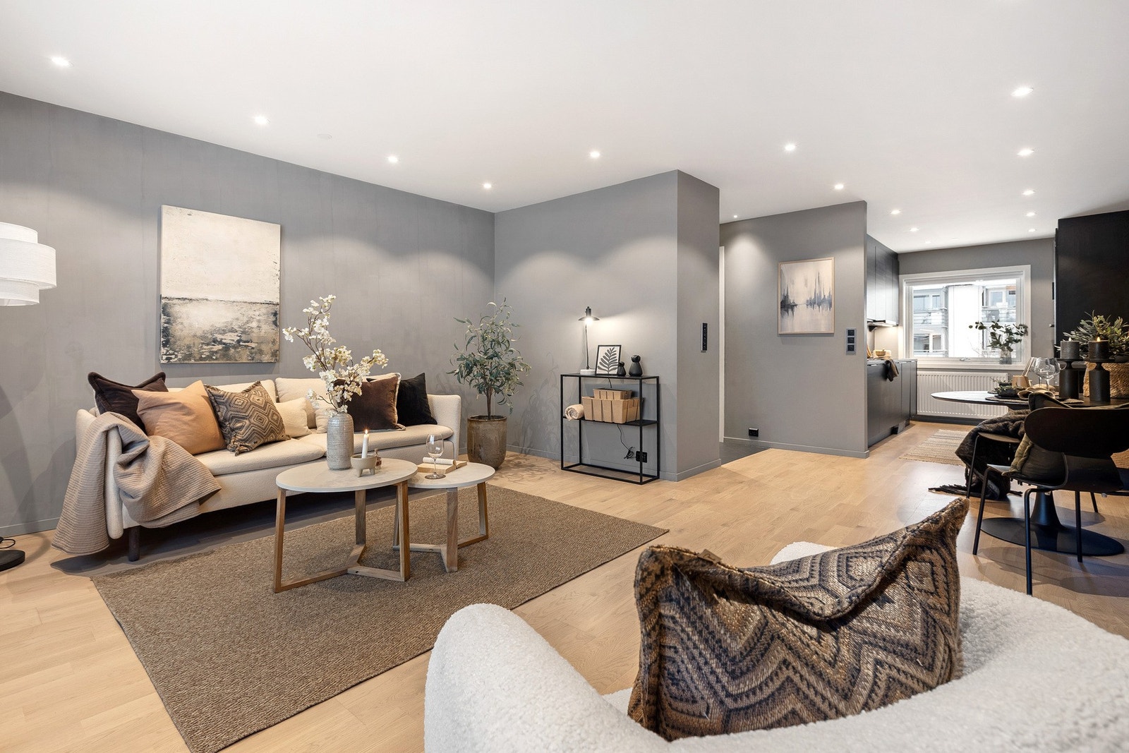 Helhetlig og åpen løsning mellom stue, spiseplass og kjøkken. Gjennomgående planløsning som skaper en luftig atmosfære. Galleribilde