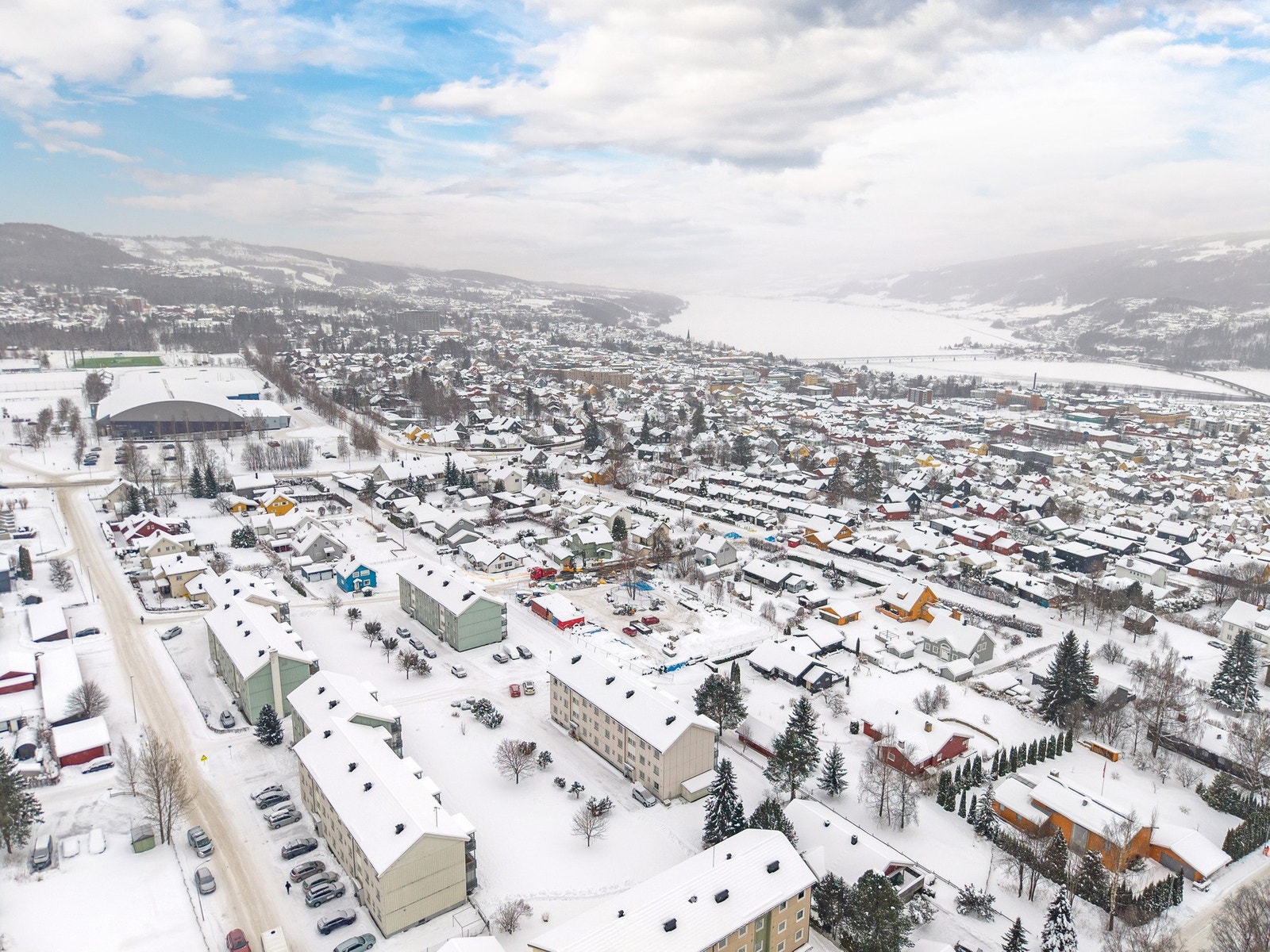 Leiligheten ligger i et meget populært boligområde ca. 1,5km nord og opp for sentrumskjernen av Lillehammer med alle sine fasiliteter. Galleribilde