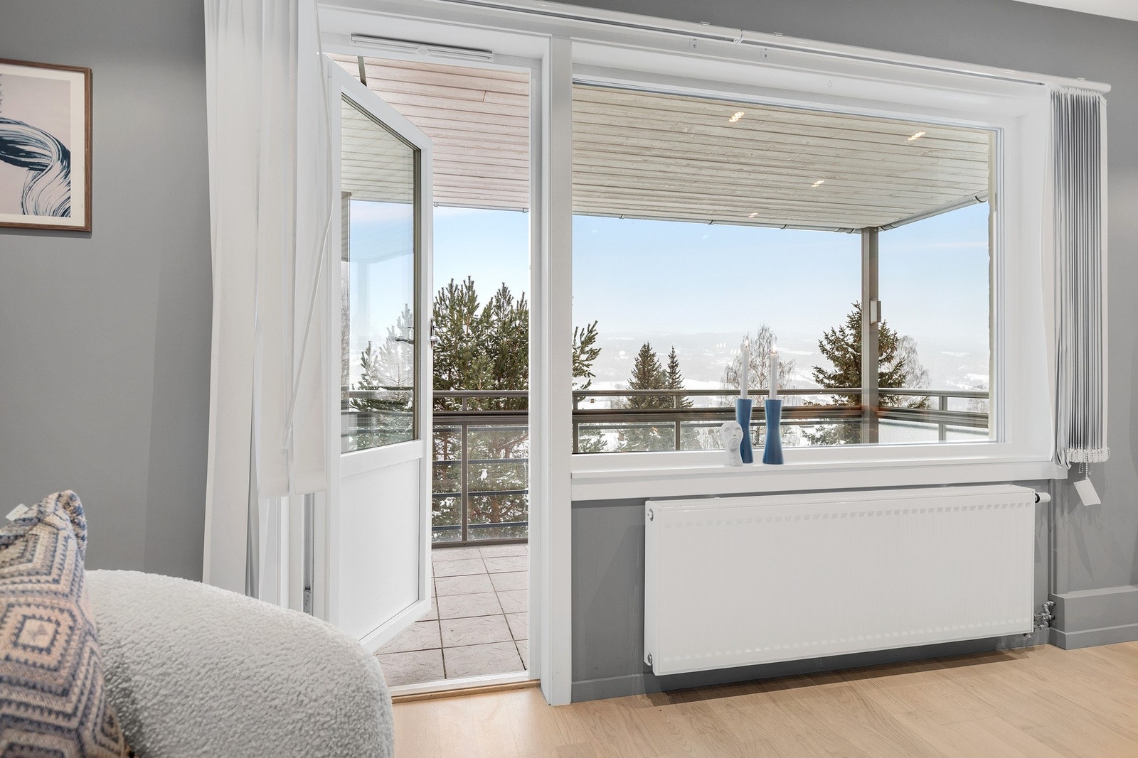 Utgang til balkong med gode solforhold og hyggelig utsyn. Galleribilde