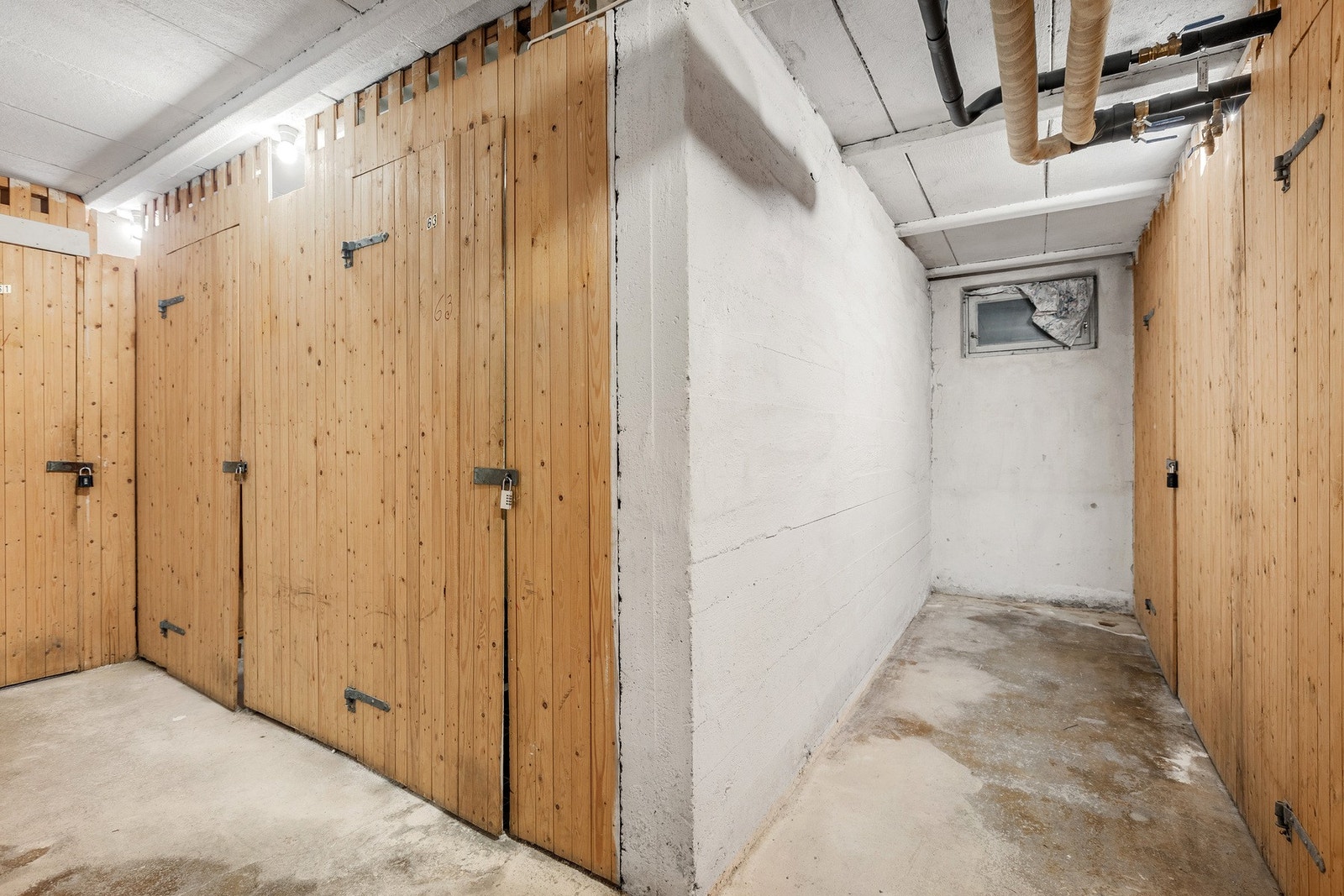 Tilhørende bod i kjeller. Praktisk bod med god oppbevaringsplass. Galleribilde