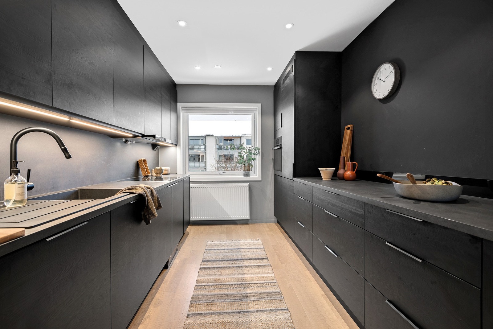 Delikat kjøkken med rene linjer, integrert belysning og god arbeidsflate. Galleribilde