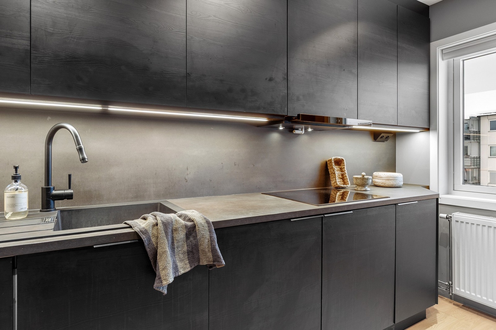 Praktisk arbeidsbenk med integrert belysning og god skapplass. Galleribilde