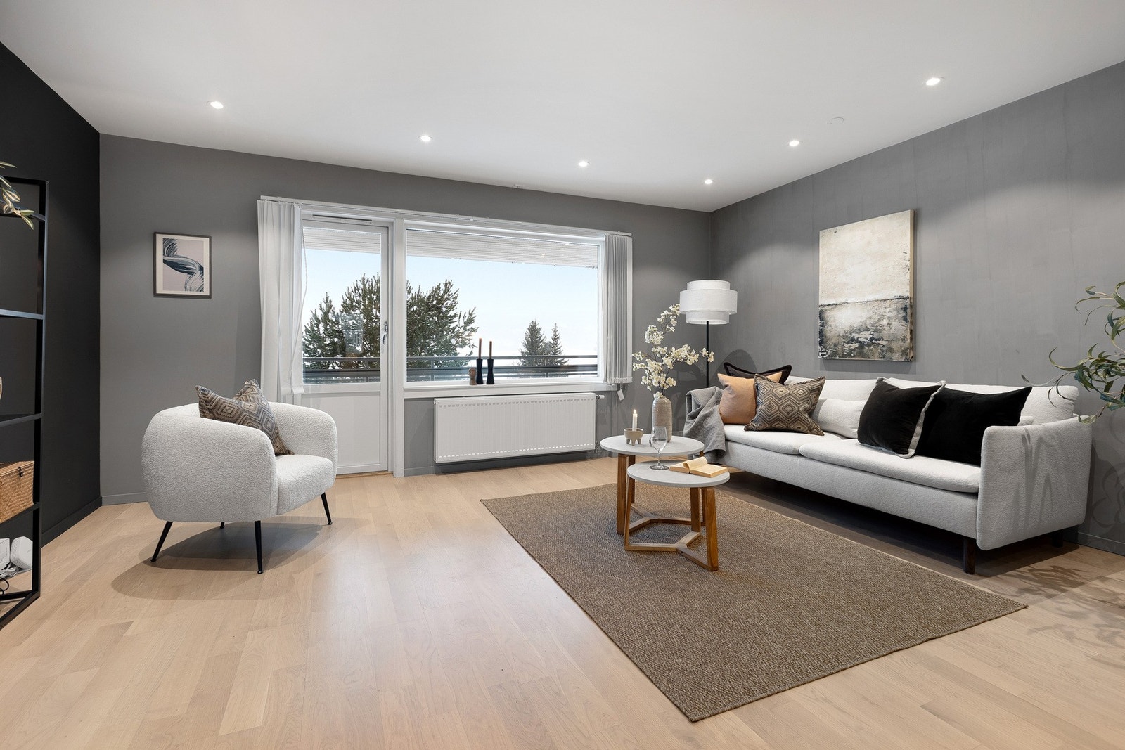 Lys og romslig stue med store vindusflater og god møbleringsfrihet. Galleribilde