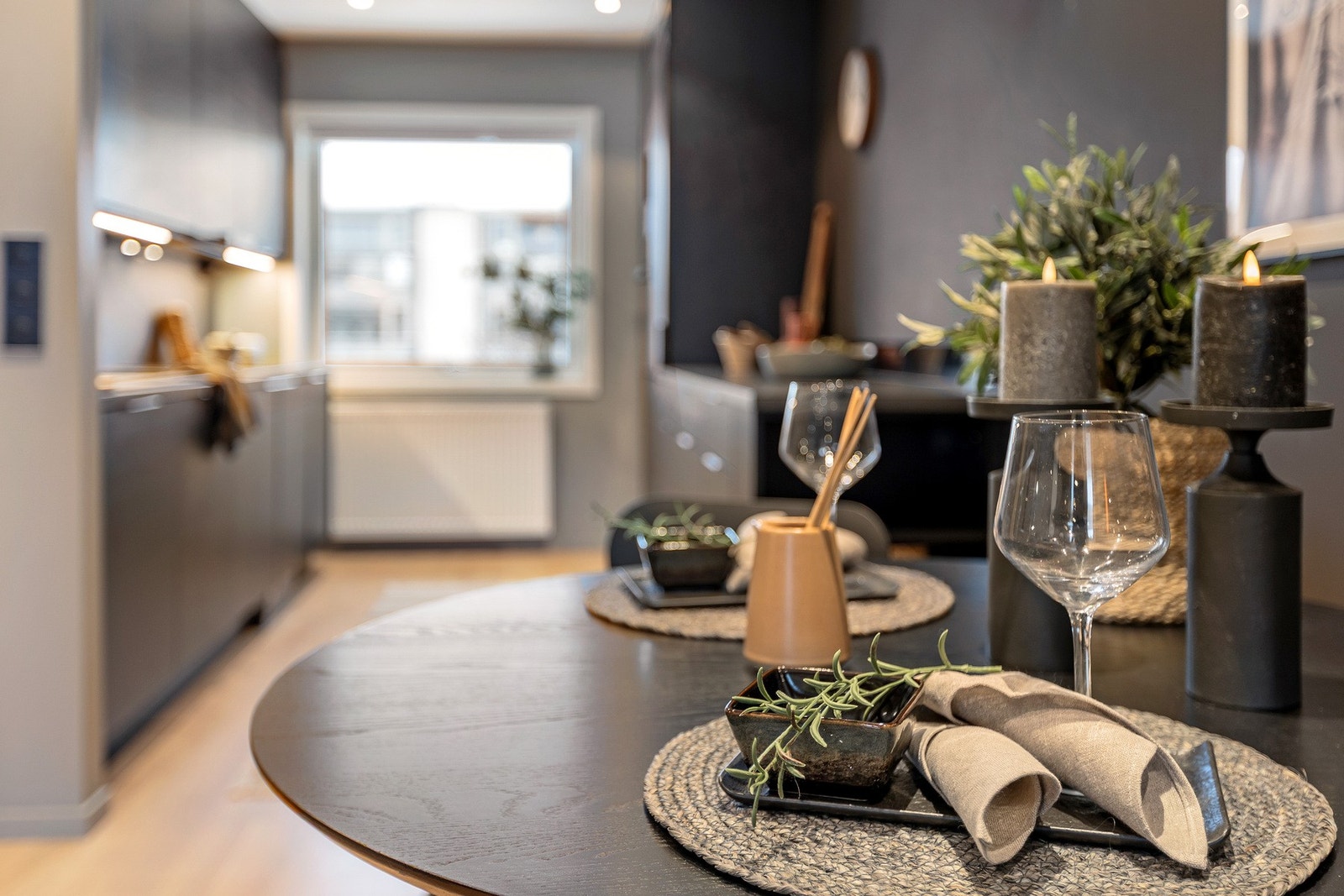 Gjennomført interiør med harmonisk fargepalett. Galleribilde