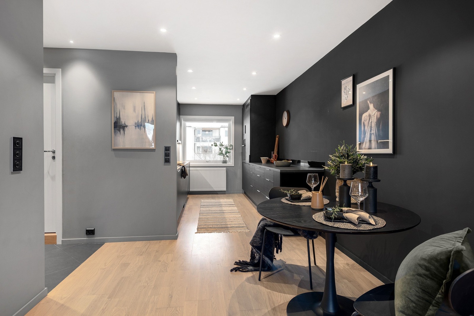 Åpen og innbydende løsning med naturlig flyt mellom kjøkken og oppholdsrom. Galleribilde