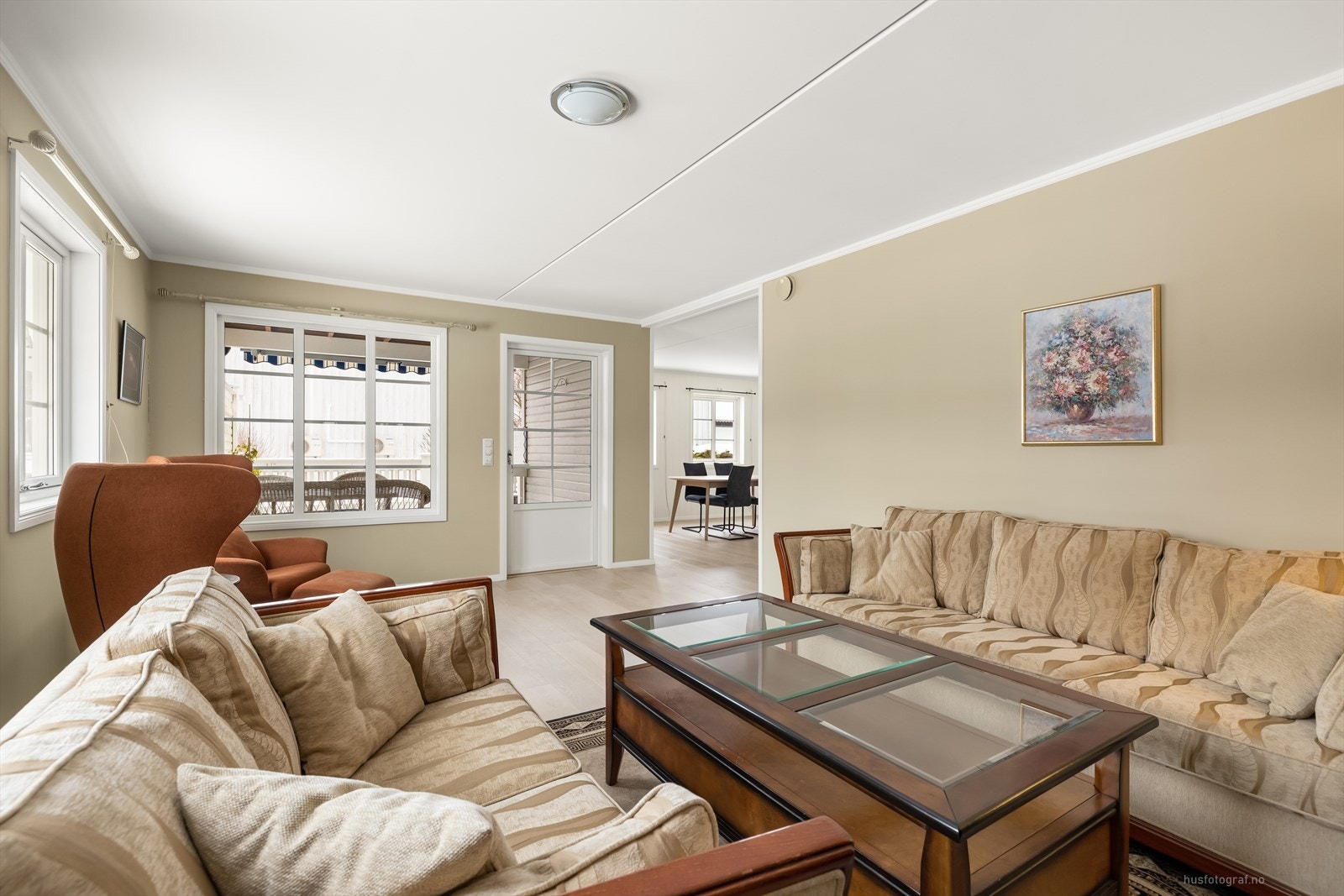 Store vindusflater sørger for rikelig med lysinnslipp til rommet. Galleribilde