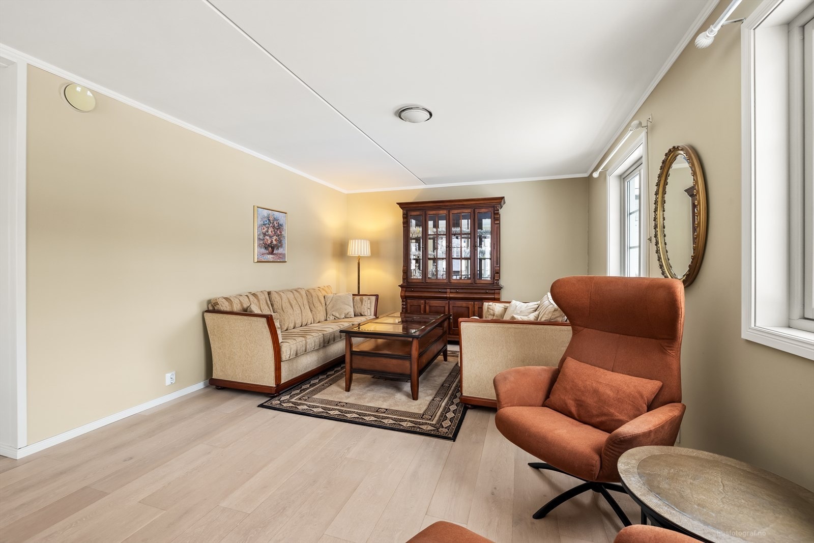 Stuedelen ligger tilbaketrukket og gir plass for en romslig sofagruppe. Galleribilde