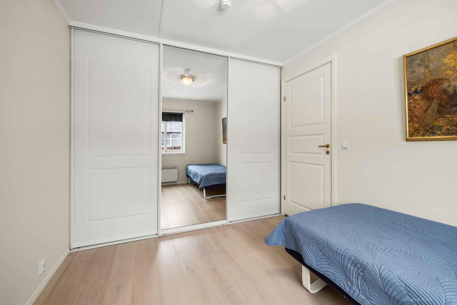 Rommet er også utstyrt med en stor skyvedørsgarderobe som sikrer rikelig med oppbevaringsplass. Galleribilde