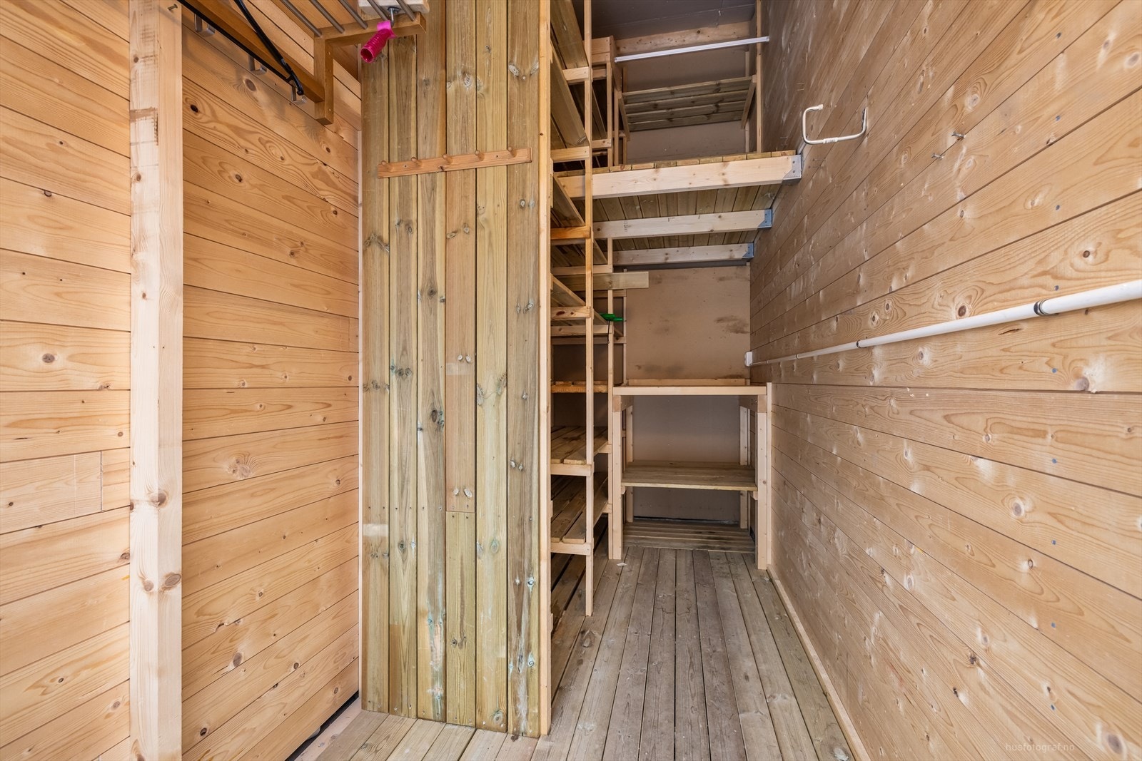 Den utvendige sportsboden er på ca. 5 m² og gir fin lagringsplass for sesongutstyr og annet. Galleribilde