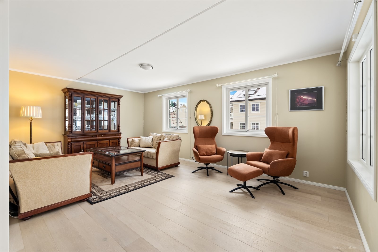 Leiligheten har gjennomgående lyse overflater, hvor gulv er belagt med parkett og fliser, mens veggene består av malte panelplater. Innvendige tak har lyse, malte flater. Galleribilde