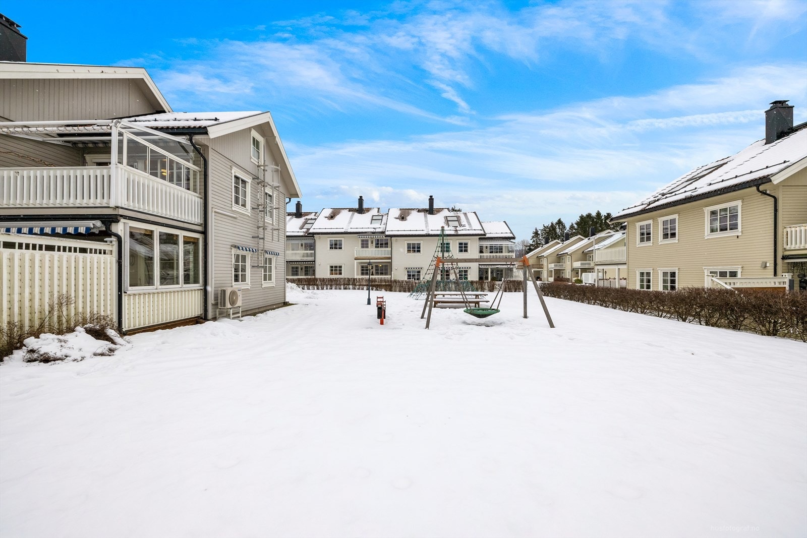 Sameiets fellesområder er opparbeidet med gangstier, parkeringsplasser og felles uteareal. Galleribilde