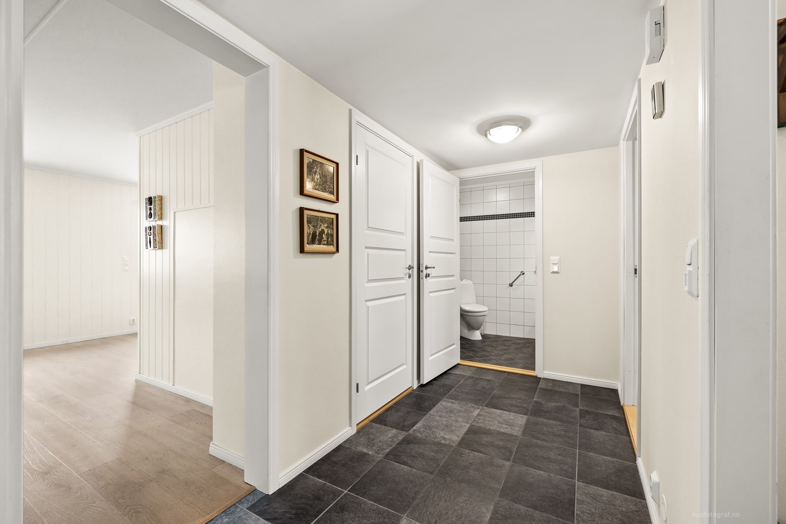 Videre kommer man inn i mellomgangen som gir en god flyt mellom øvrige rom. Galleribilde