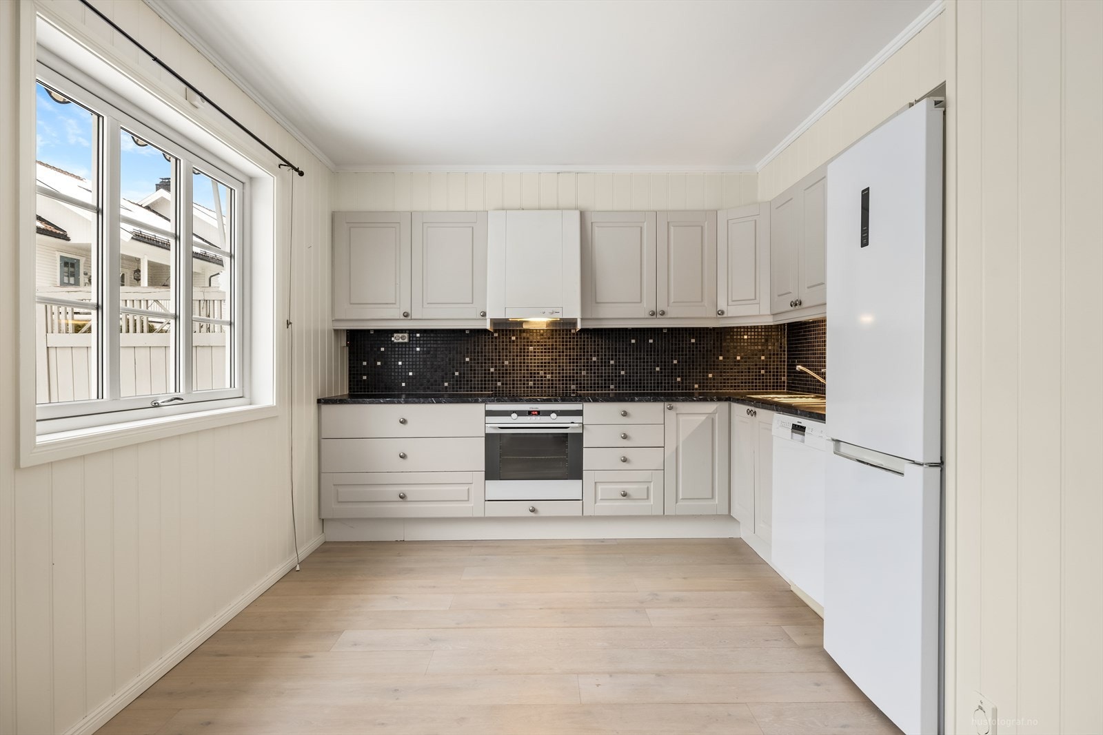 Benkeplaten i laminat er praktisk og slitesterk, og fliser over benk gjør rengjøringen enkel. Galleribilde