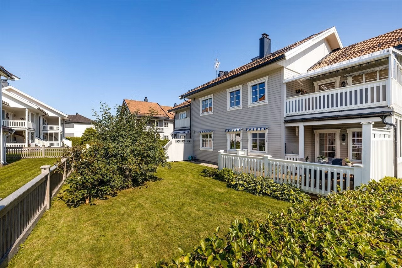 Hagen er opparbeidet med gressplen, diverse beplantning og er innrammet av hekk og gjerde. Galleribilde