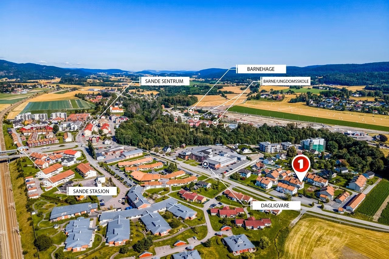 Her bor man med kort gangavstand til butikker, kaféer, serveringssteder, vinmonopol, tog og buss, samt kort vei til barnehage og skoler. Galleribilde