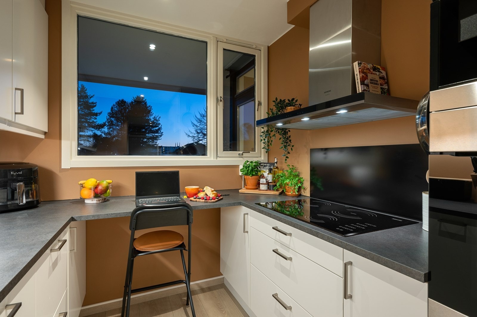 Leiligheten fikk i 2023 et oppgradert kjøkken med ny kjøkkeninnredning og integrerte hvitevarer fra Siemens og Miele Galleribilde