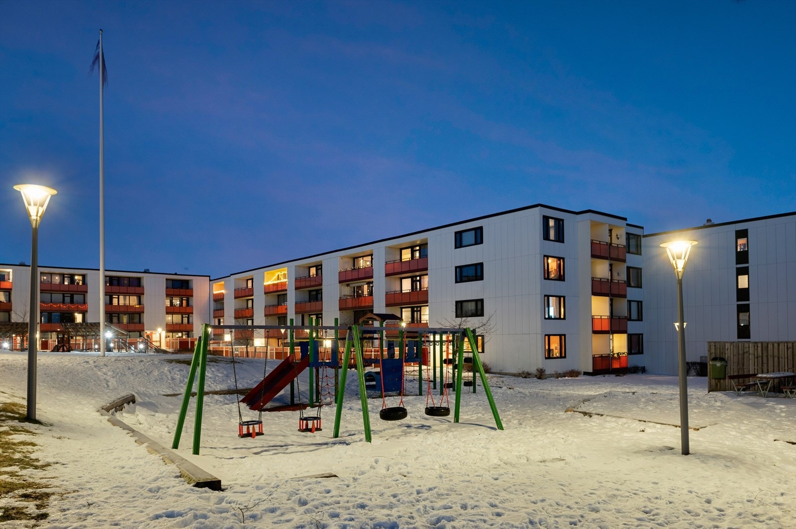 Saupstad er et barnevennlig og veletablert boligområde med nærhet til skole, dagligvare, treningssenter, bibliotek og gode kollektivforbindelser, inkludert Metrobuss. Området byr også på flotte turmuligheter med kort vei til Bymarka. Galleribilde