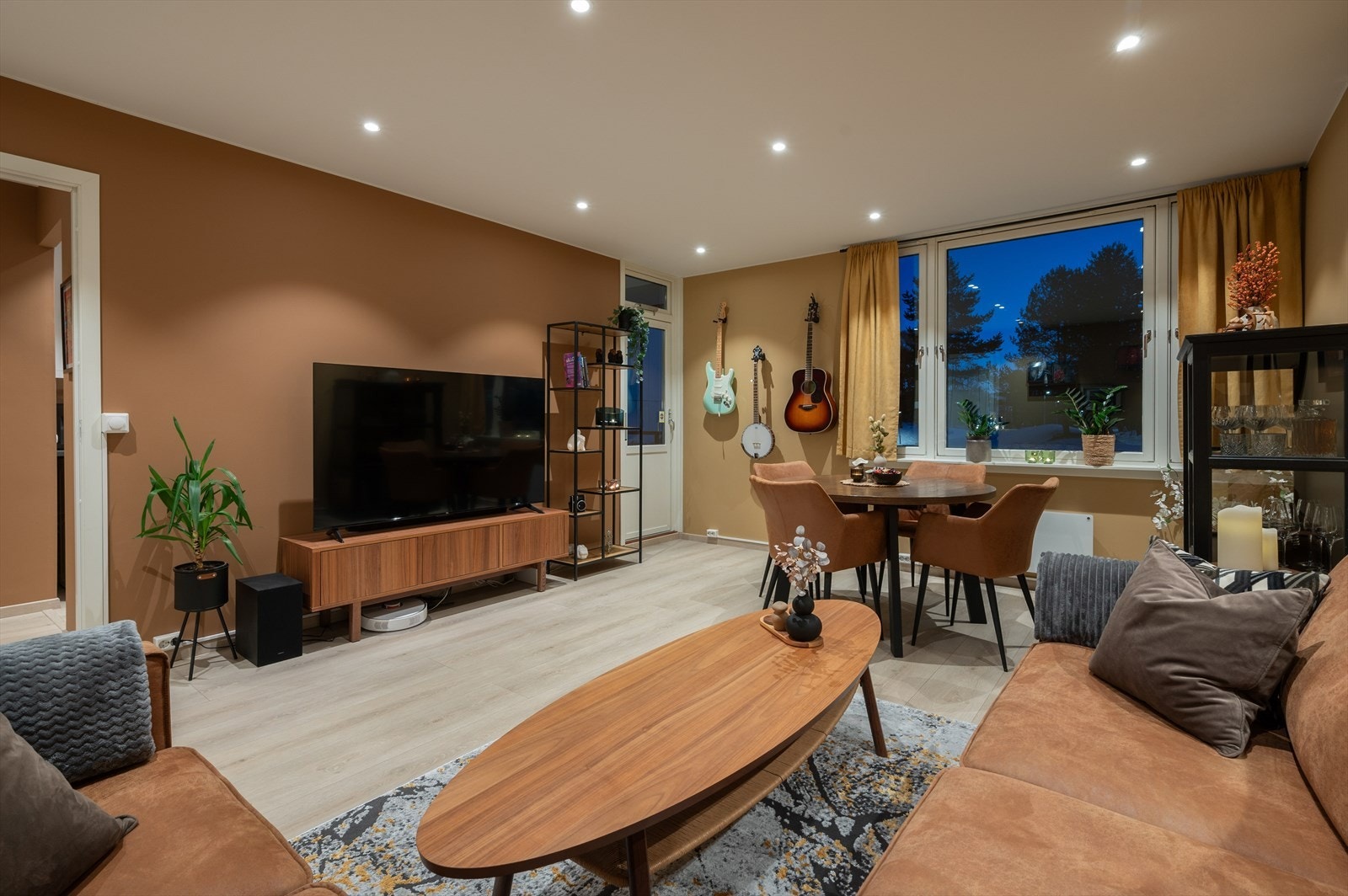 Videre har leiligheten en praktisk planløsning med gode møblerings muligheter. Stuen strekker seg over hele 21,5m². Galleribilde