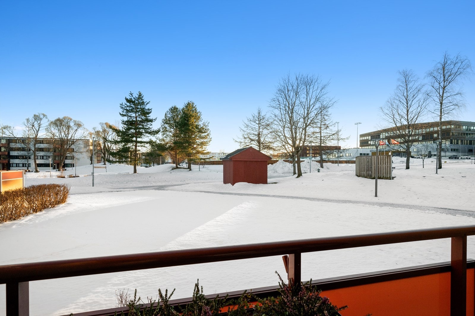 Balkongen er sørvendt med lite innsyn. Galleribilde