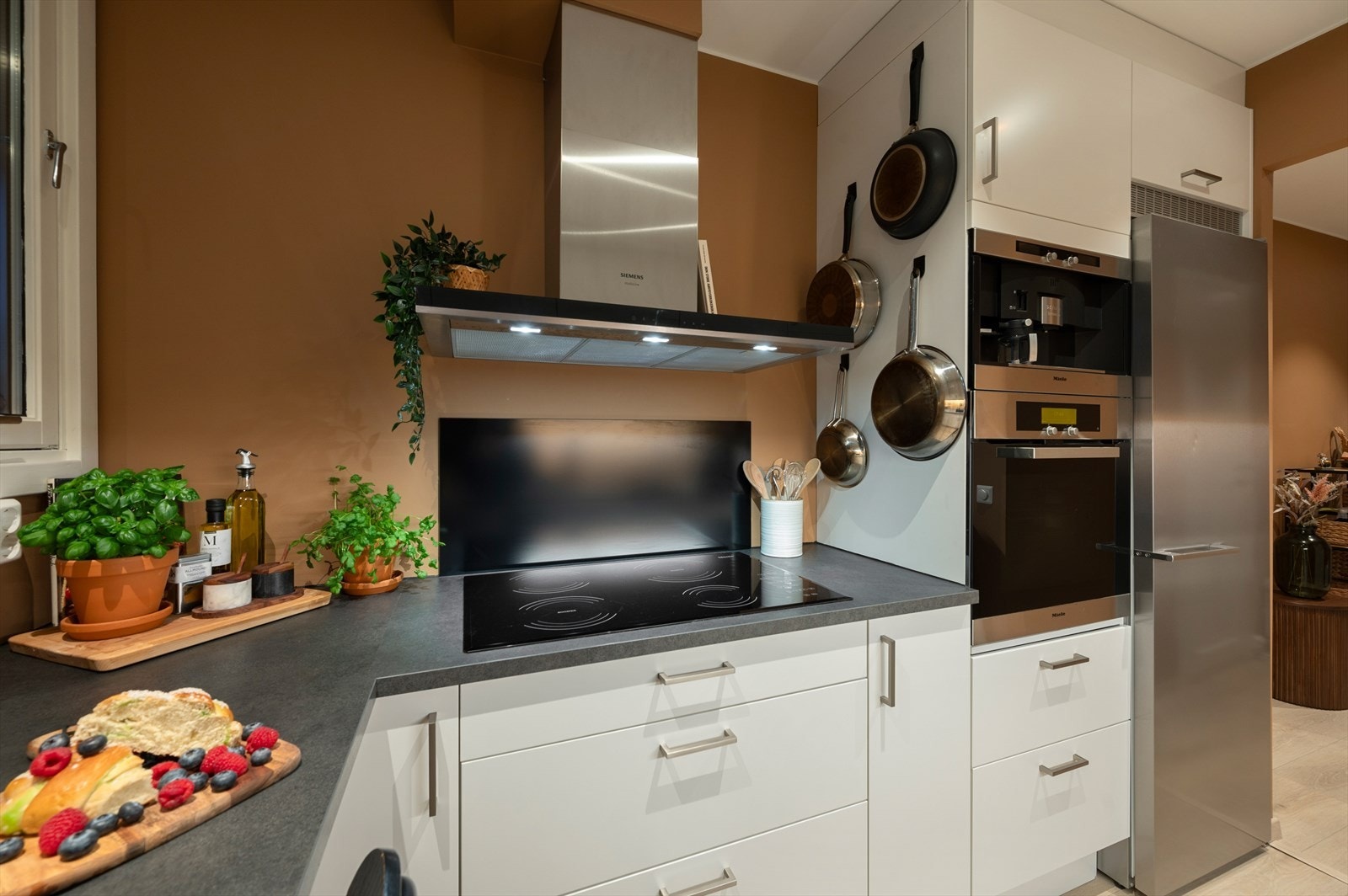 Kjøkkenet er utstyrt med integrert platetopp, stekeovn, kaffemaskin og oppvaskmaskin og det er opplegg for vaskemaskin. Galleribilde