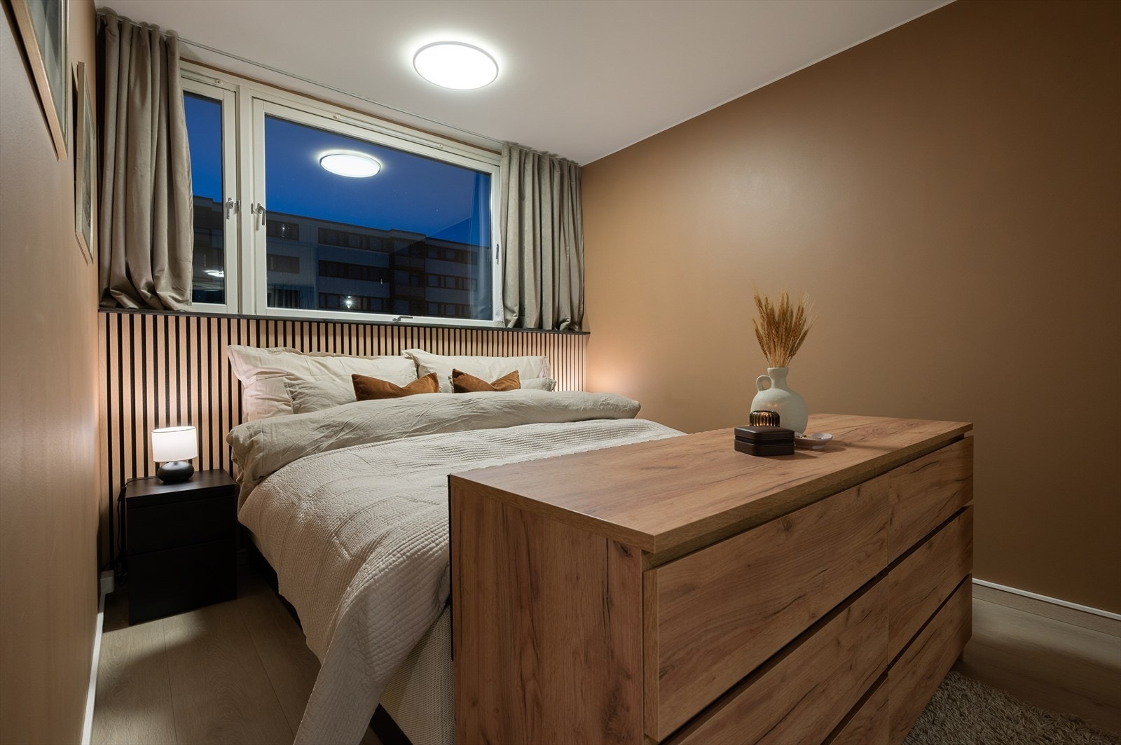 Hovedsoverom på ca. 11 m² har godt med naturlig lys og tilbyr god plass til både dobbeltseng og nattbords skap. Galleribilde