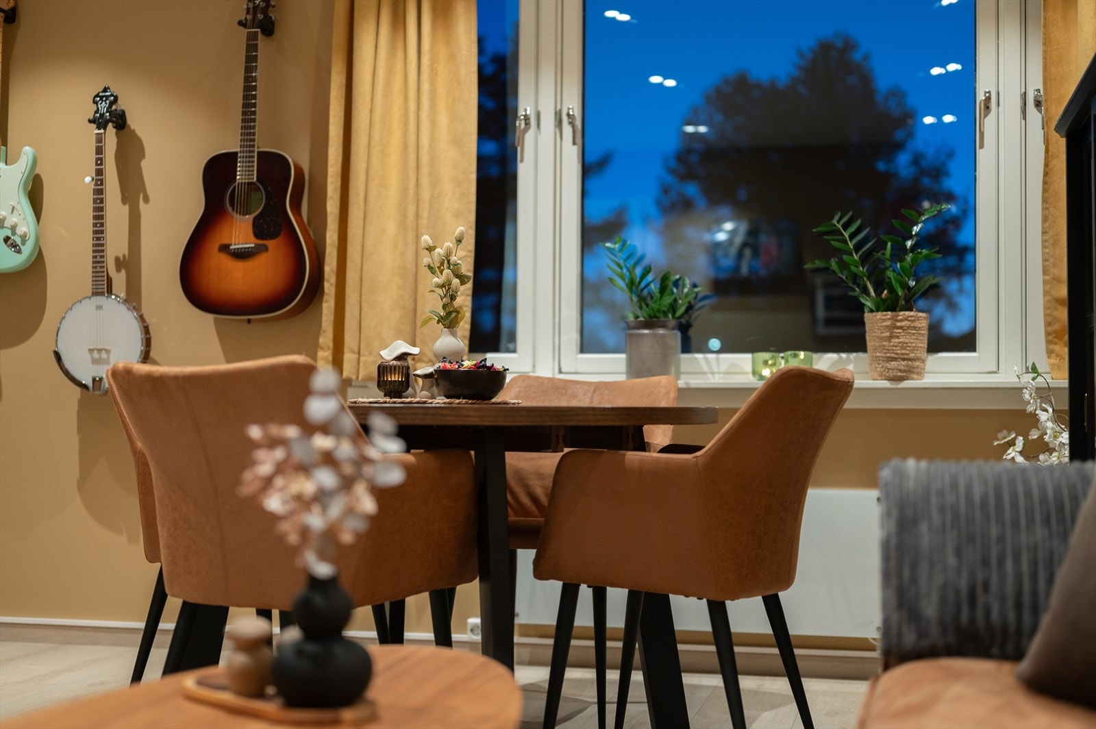 Felleskostnader utgjør kr. 4 280,- per måned. Felleskostnadene inkluderer blant annet betjening av andel fellesgjeld, kommunale avgifter, felles bygningsforsikring og diverse vedlikehold/drift iht. regnskap. Galleribilde