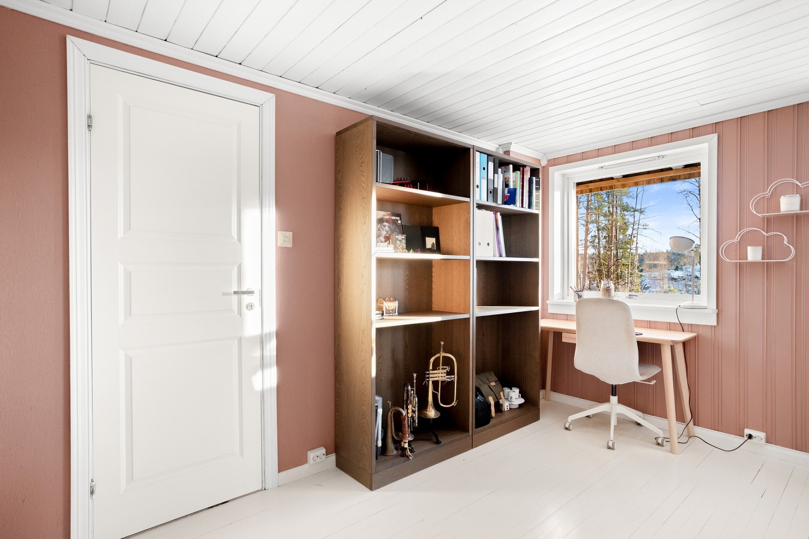 Praktisk rom og ha for en familie som tilbyr både soveplass og et ekstra oppholdsrom. Galleribilde