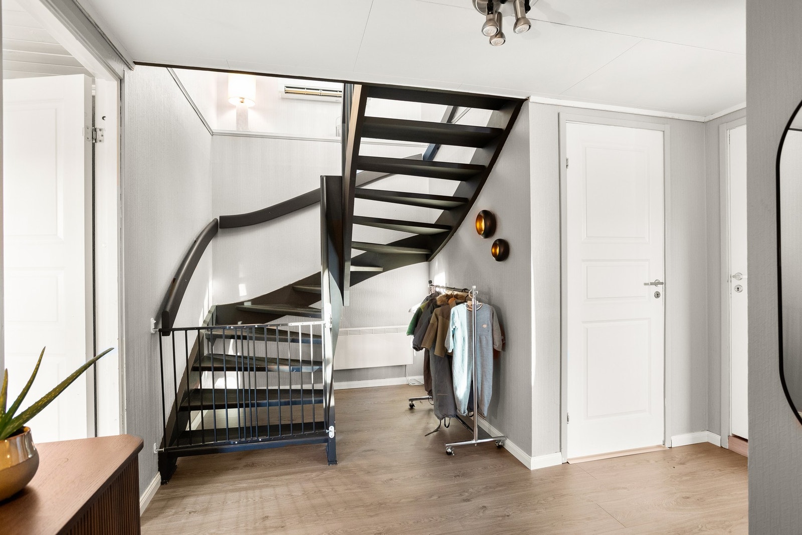 Trappeoppgang mellom etasjene. Varmepumpe er plassert her. Galleribilde