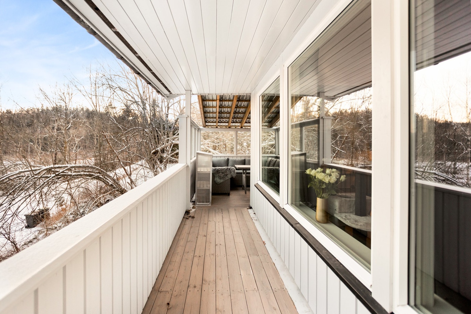 Terrassen har også takoverbygg hele veien så man kan sitte ute uansett vær. Galleribilde