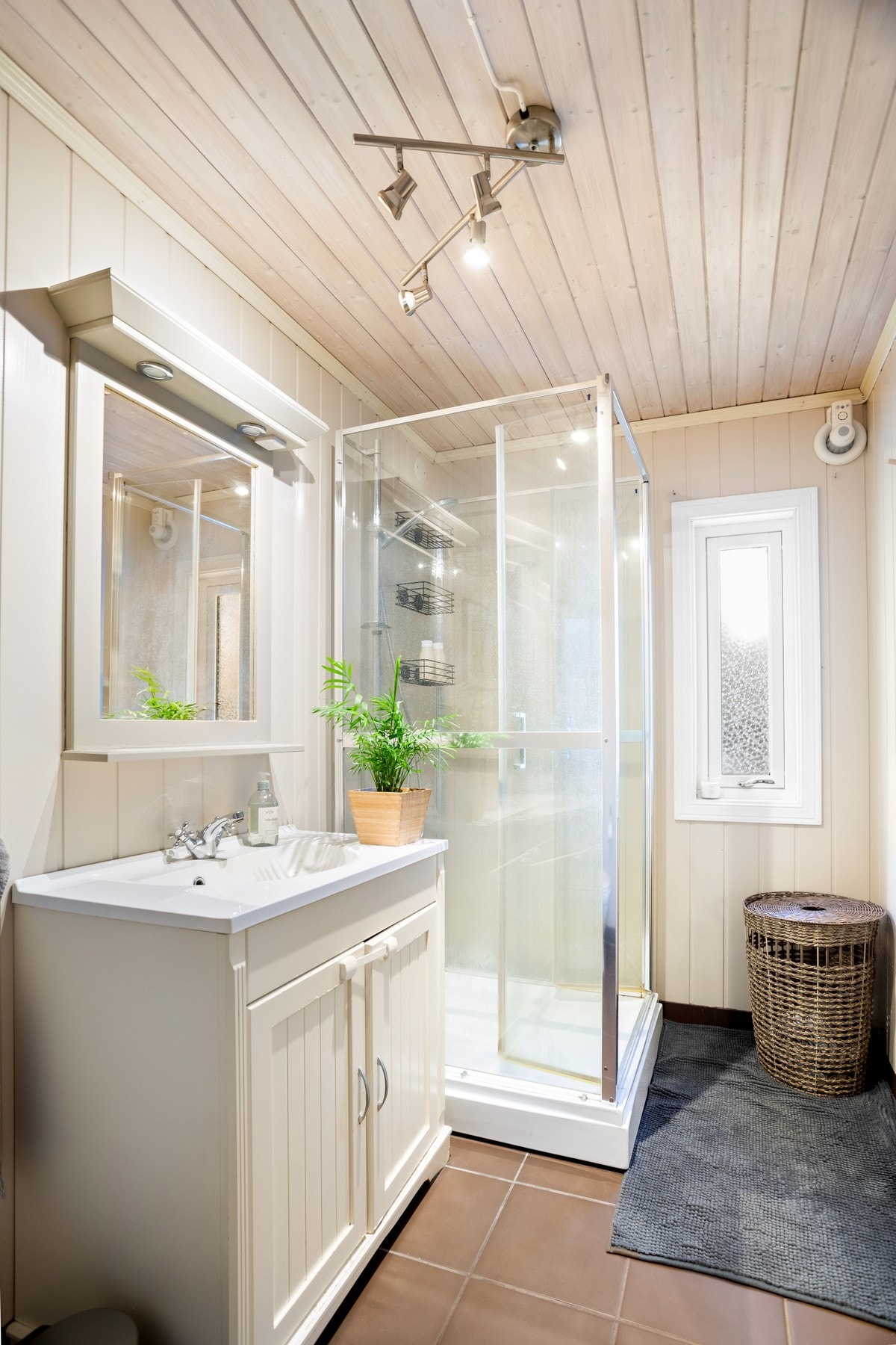 Badet er flislagt og har lyse panelvegger. Galleribilde