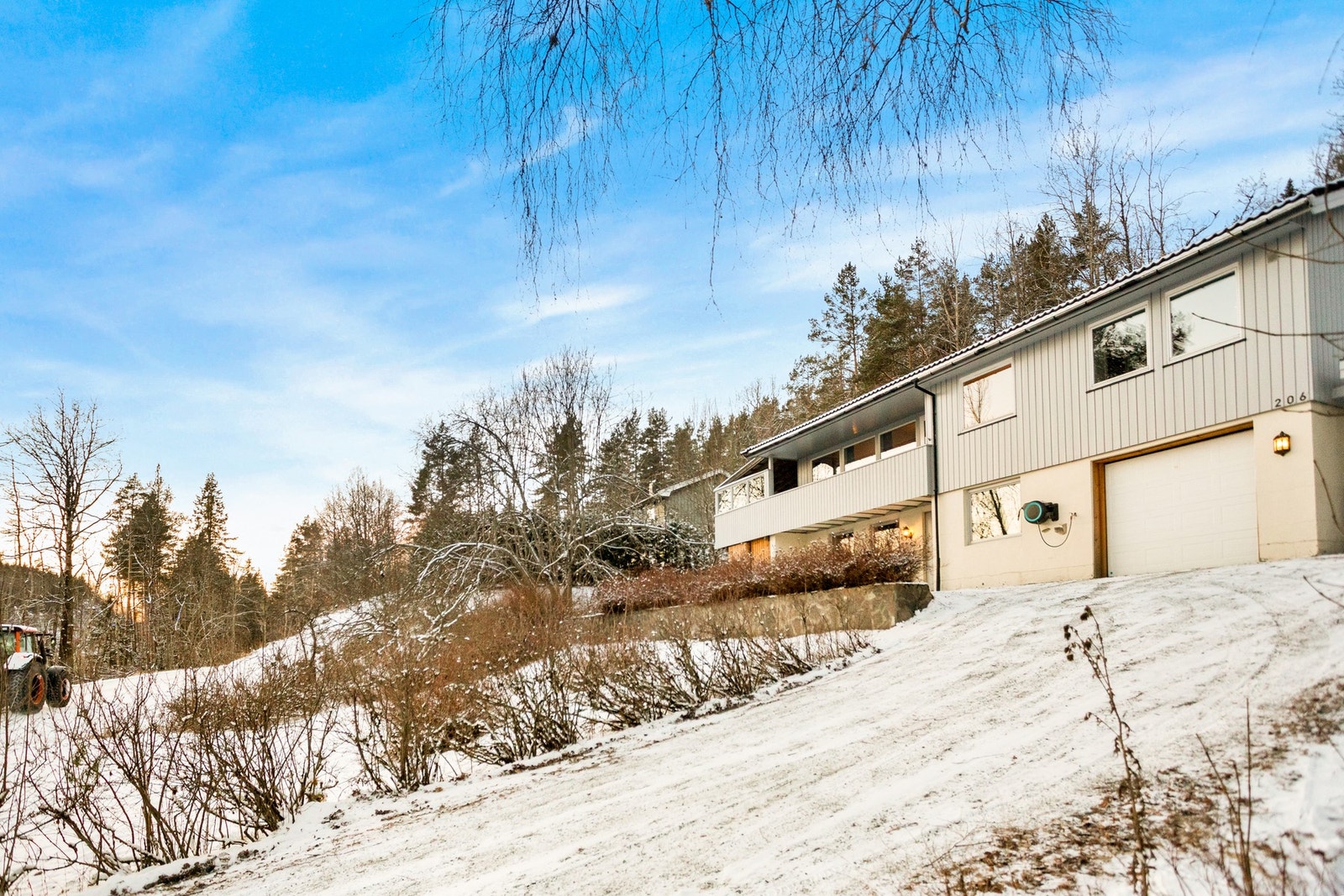 Eneboligen har plen mot veien og gir gode parkeringsmuligheter foran inngangspartiet. Galleribilde