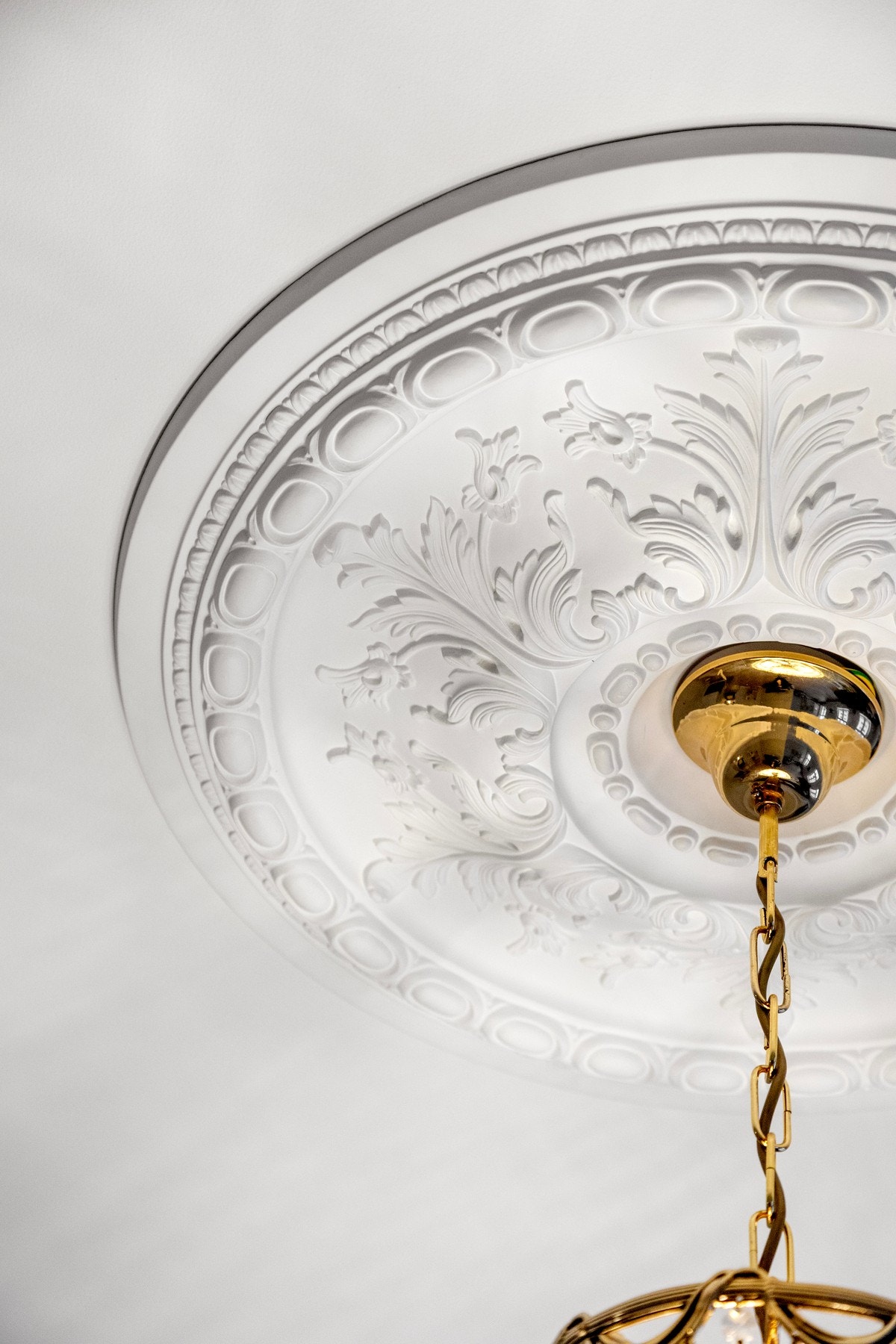 Klassiske detaljer i stuen som rosett og stukkatur. Galleribilde