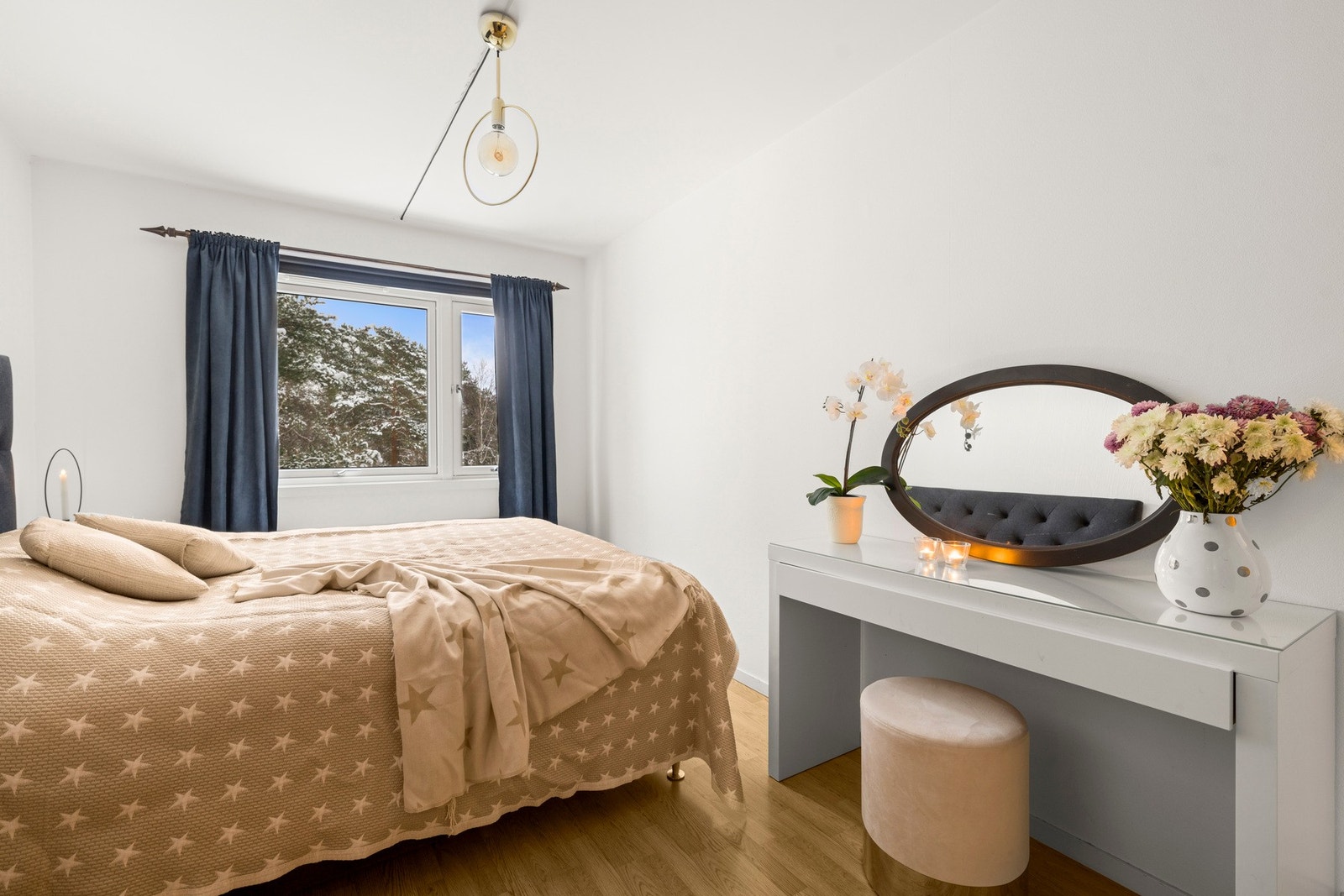 Hovedsoverom har god plass til enten enkelt- eller dobbeltseng samt tilhørende møblement. Galleribilde