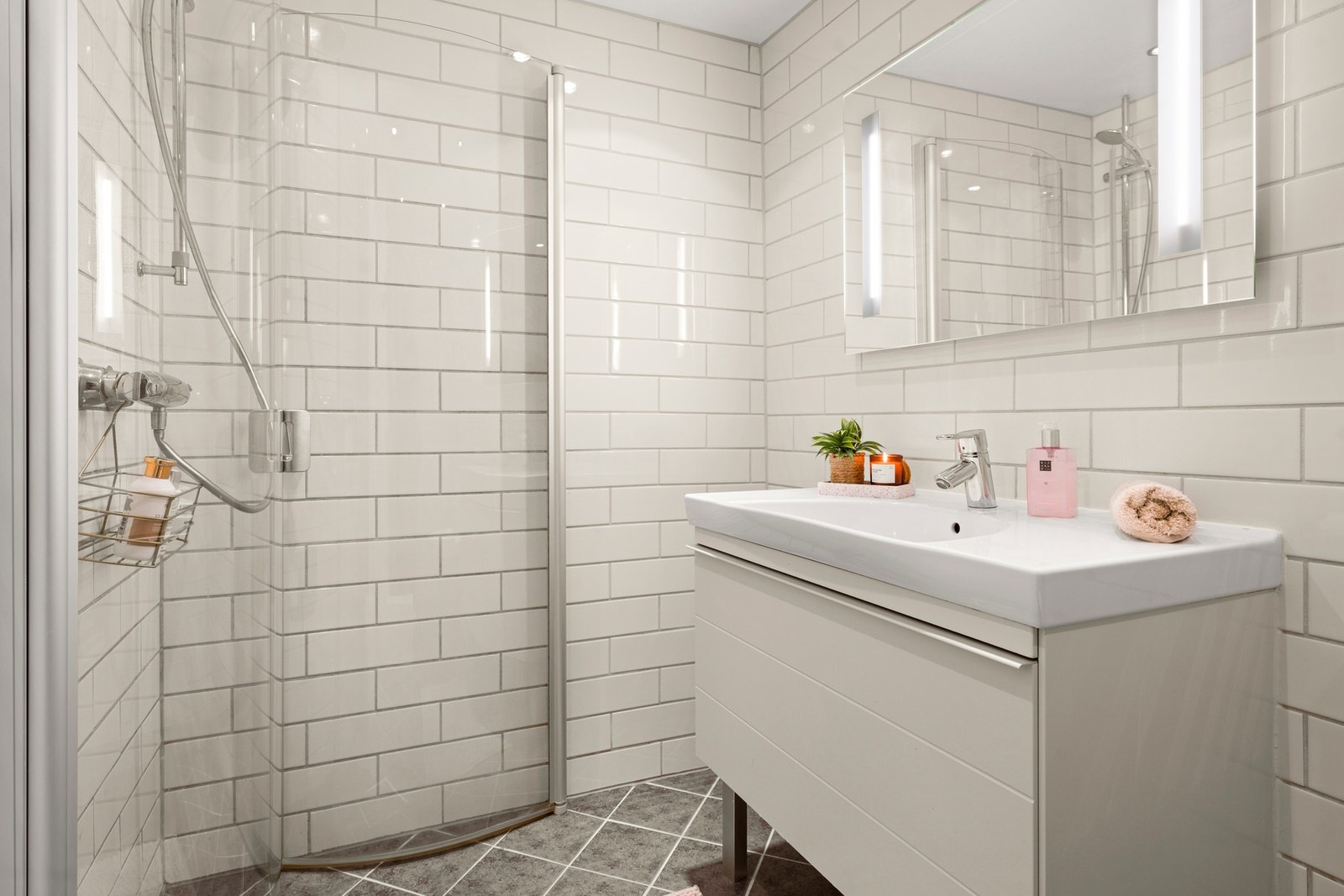 Badet er overflateoppusset i 2007/2008 og fremstår som funksjonelt og pent, med flislagte gulv- og veggflater i et tidløst uttrykk. Det er installert varmekabler i gulvet, samt downlights i taket og integrert belysning i speil, som gir god komfort og beha Galleribilde