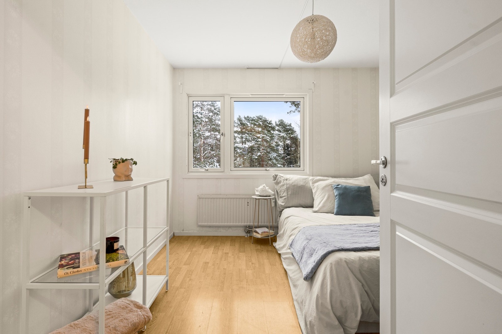 Soverom nummer to egner seg godt som barnerom, gjesterom eller hjemmekontor, alt etter behov. Galleribilde